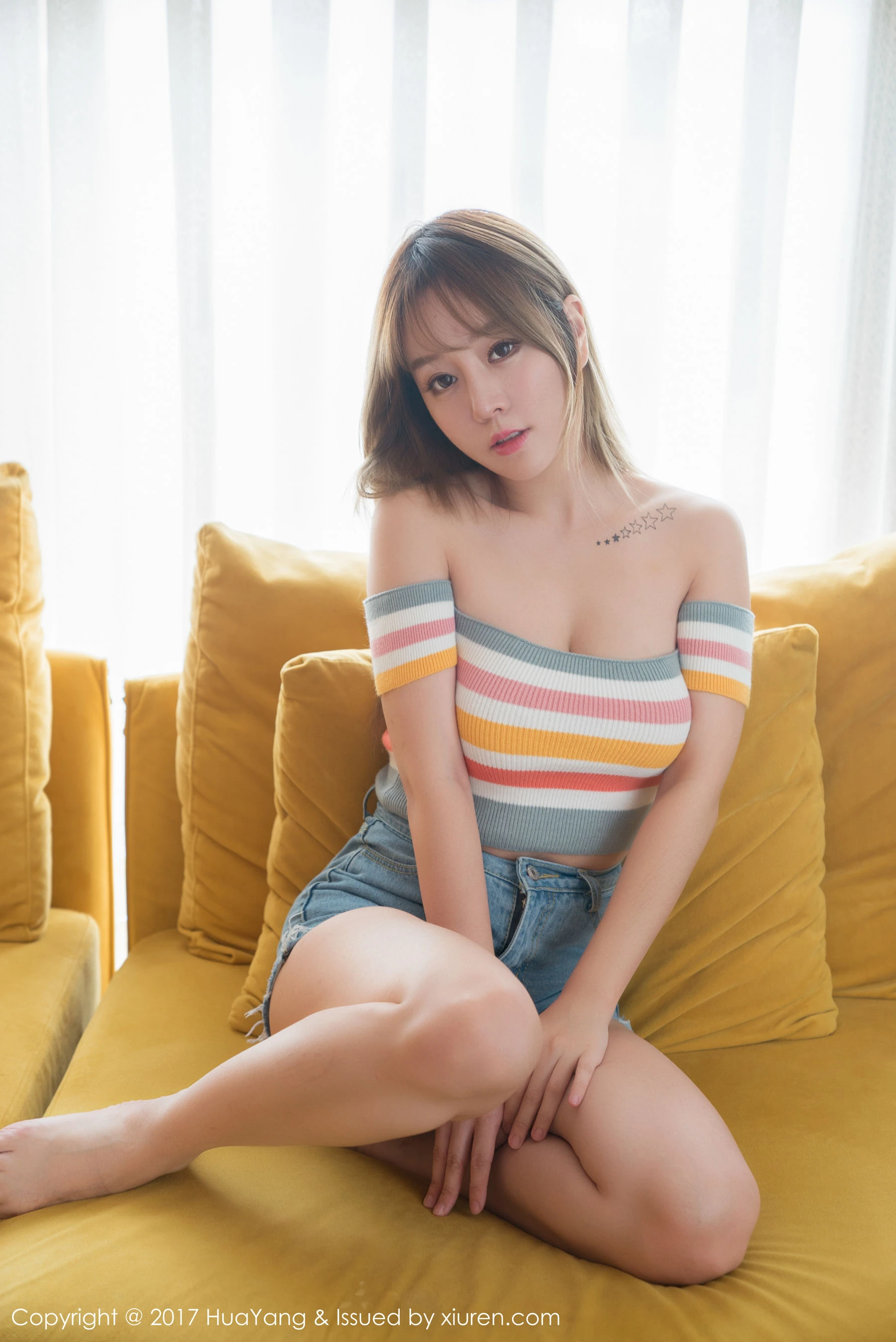 王雨纯《牛仔短裤、蕾丝内衣和护士装》 花漾 VOL.002-66COS