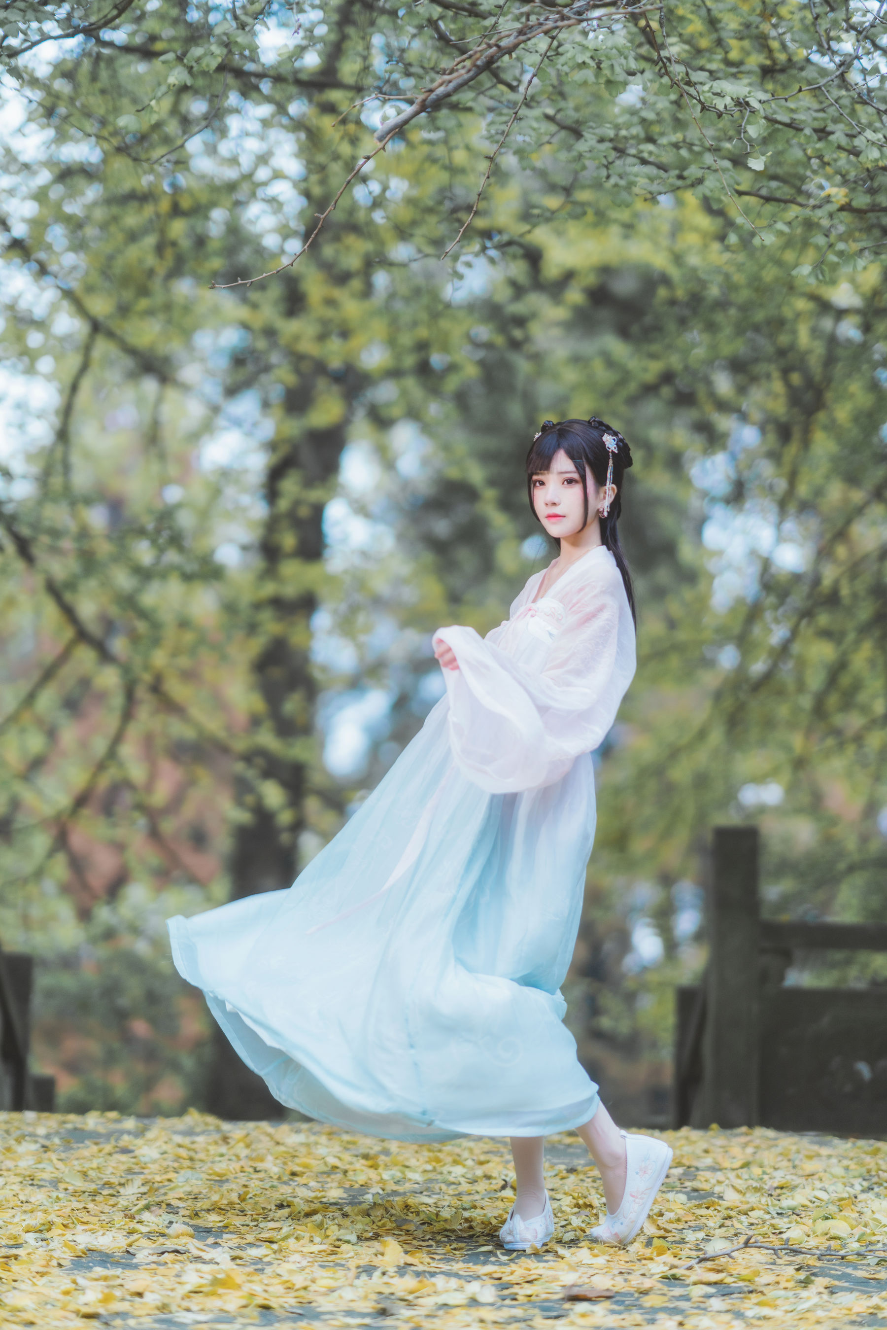 桜桃喵 – 温柔之汉服银杏 [10P]-66COS