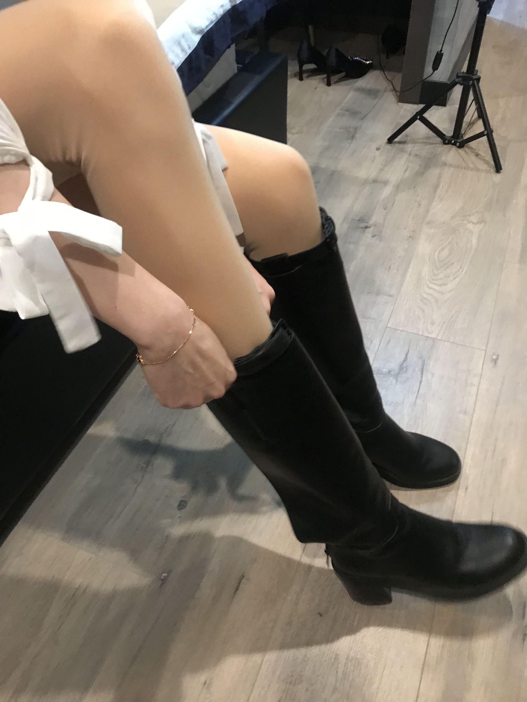 丝足博主麋鹿_Monroe 2020.03.02 皮裙肉丝 [40P]-66COS