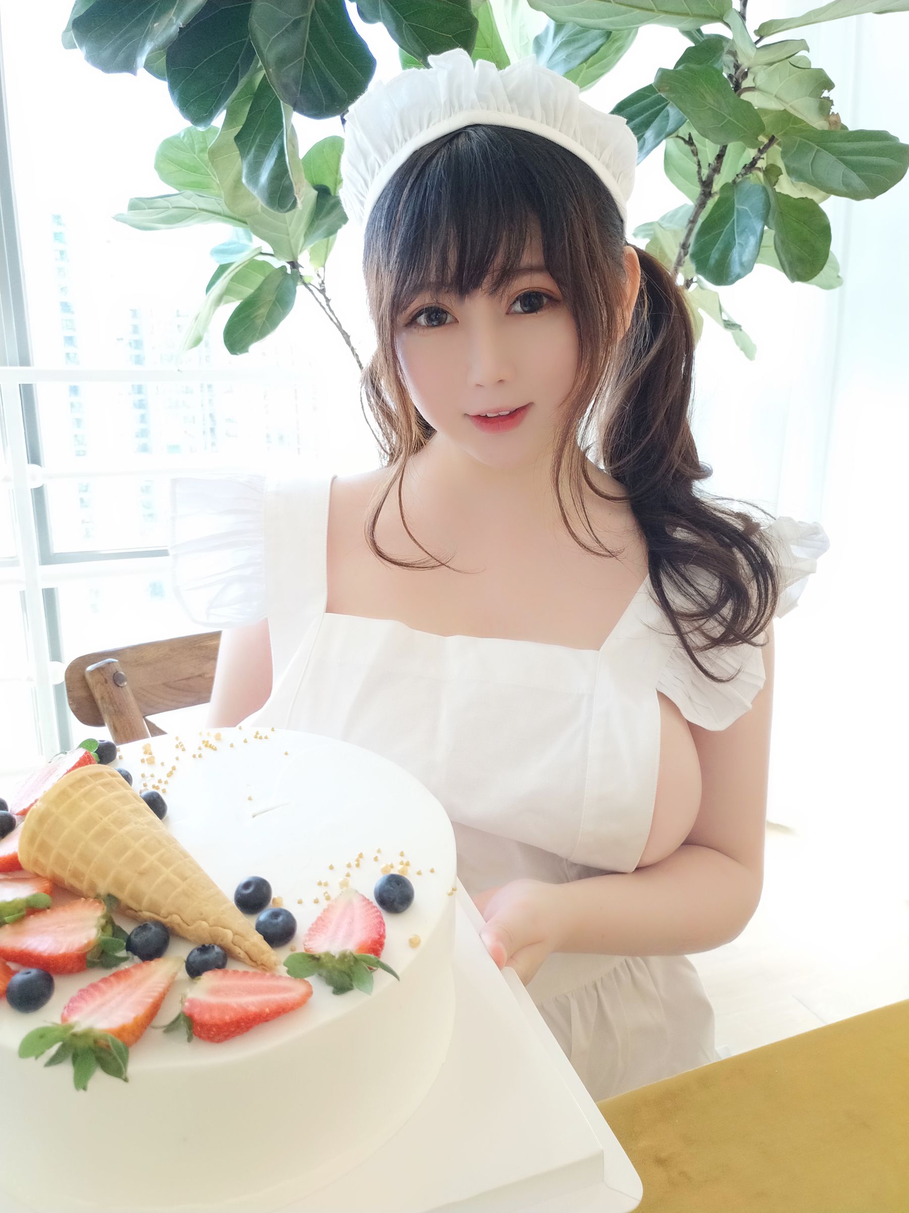 [Cosplay写真] 蜜桃少女是依酱呀 – 小厨娘 [40P]-66COS