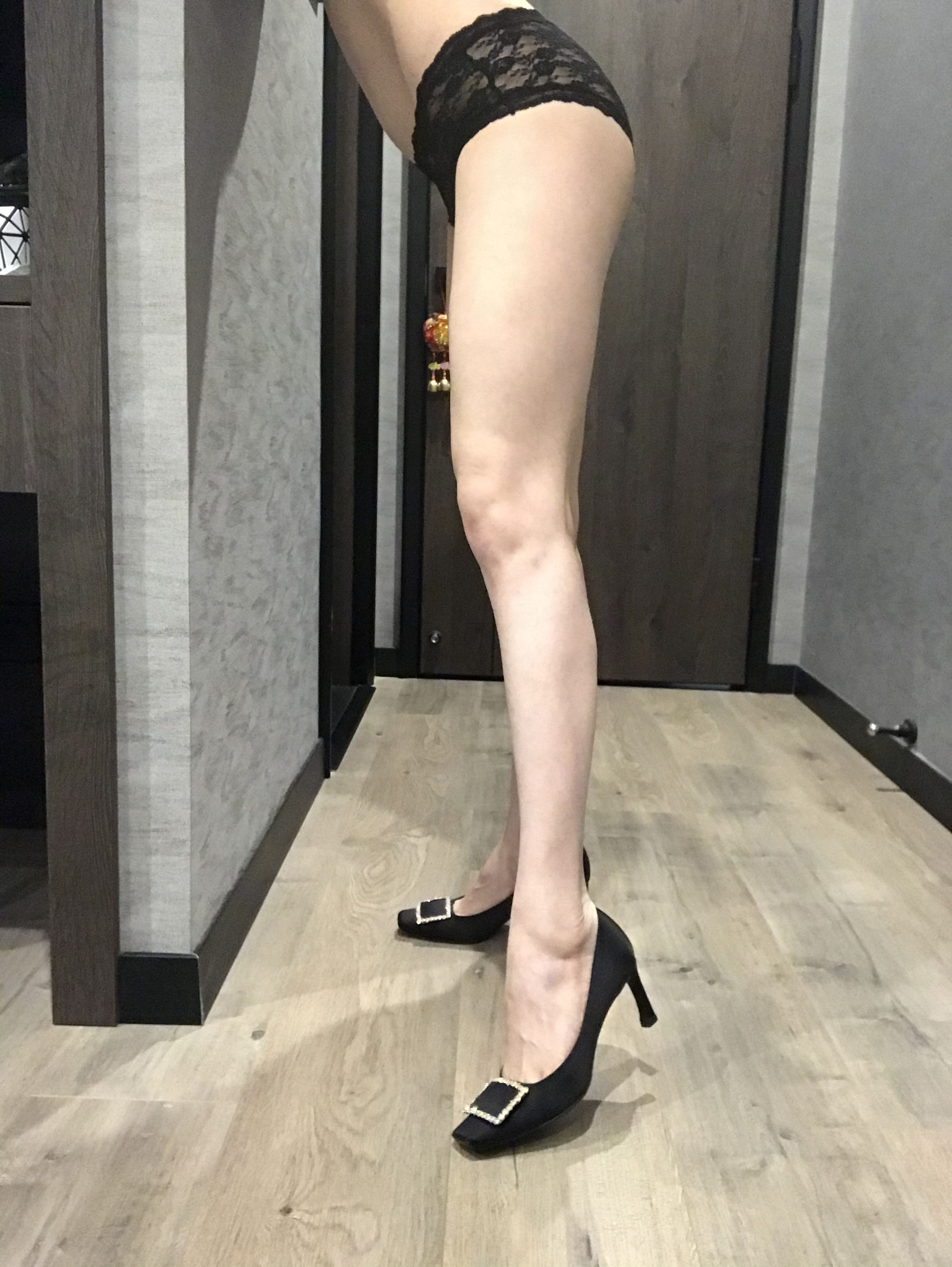 丝足博主麋鹿_Monroe 2020.04.25 裸足长腿 [32P]-66COS