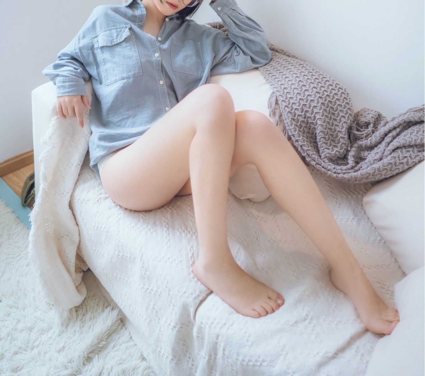 COSER美女逐月su 蓝色衬衫 [22P] 插图2