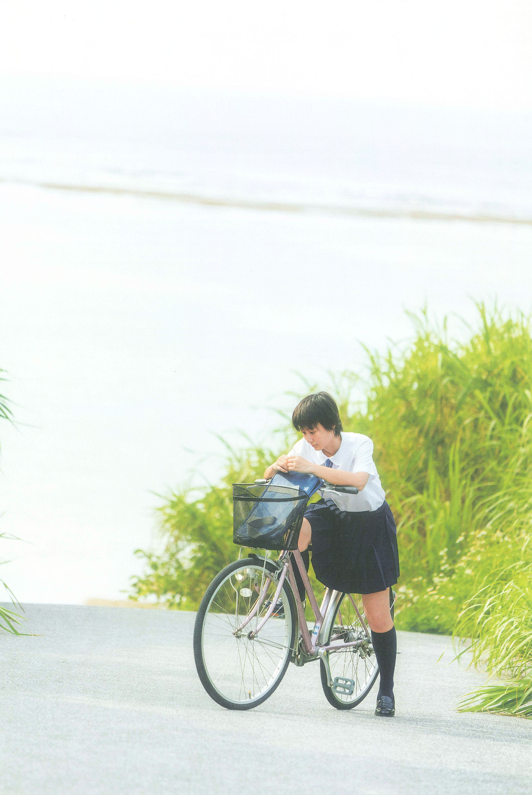 Manami Arai 新井愛瞳『セブンティーンズ@ブルー』1st写真集 [155P] 插图2