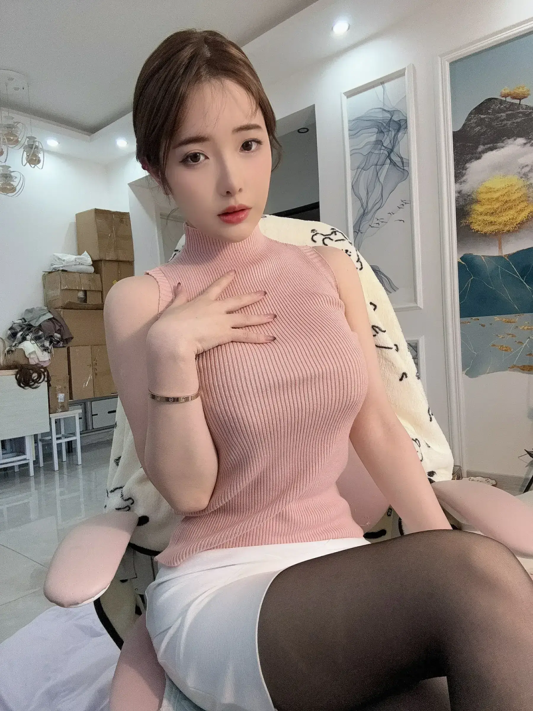 雯妹不讲道理 – 520女友本-黑丝背心包臀裙 [31P]-66COS