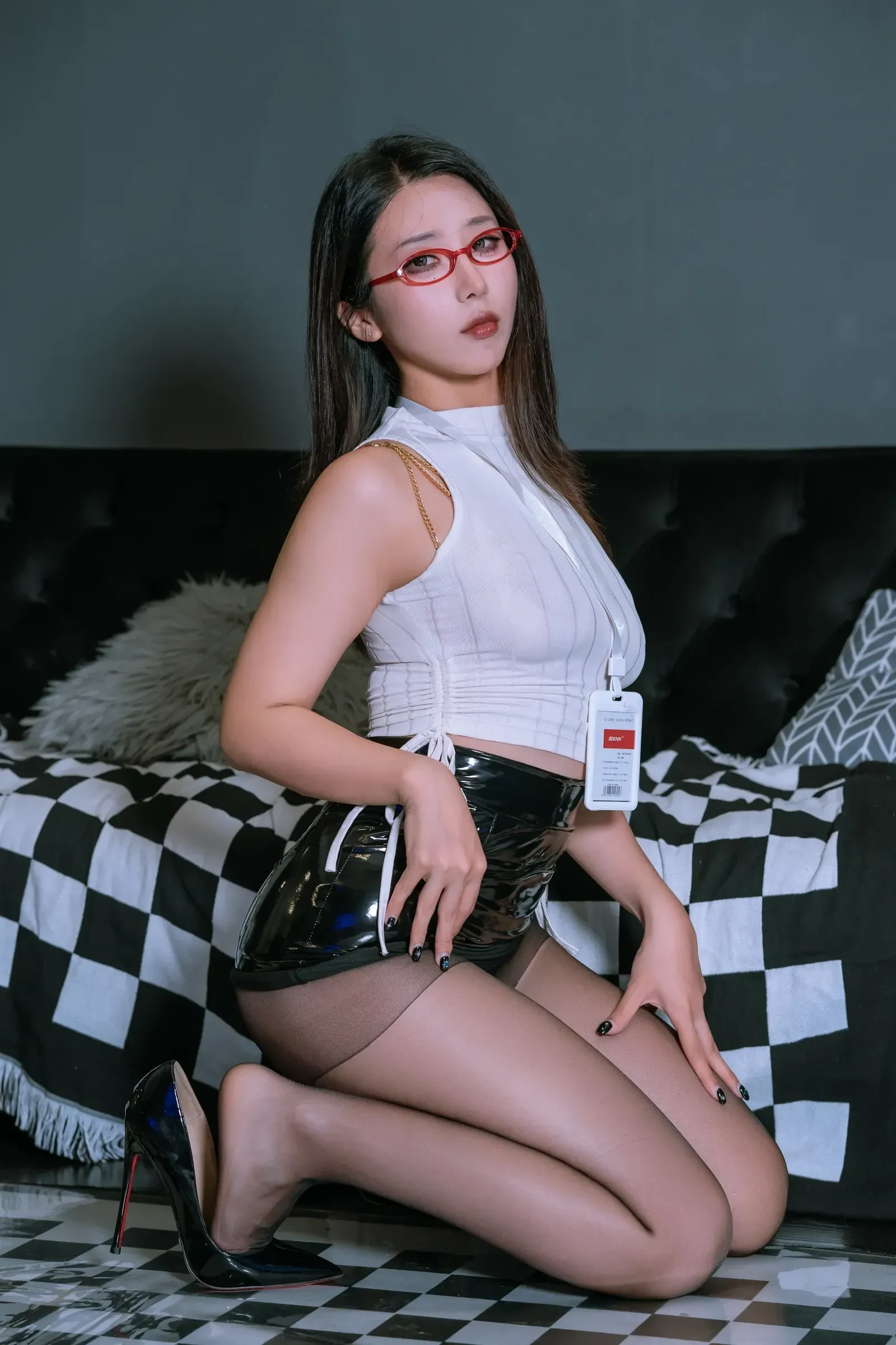 云溪溪 – 奶桃麻辣OL [120P]-66COS