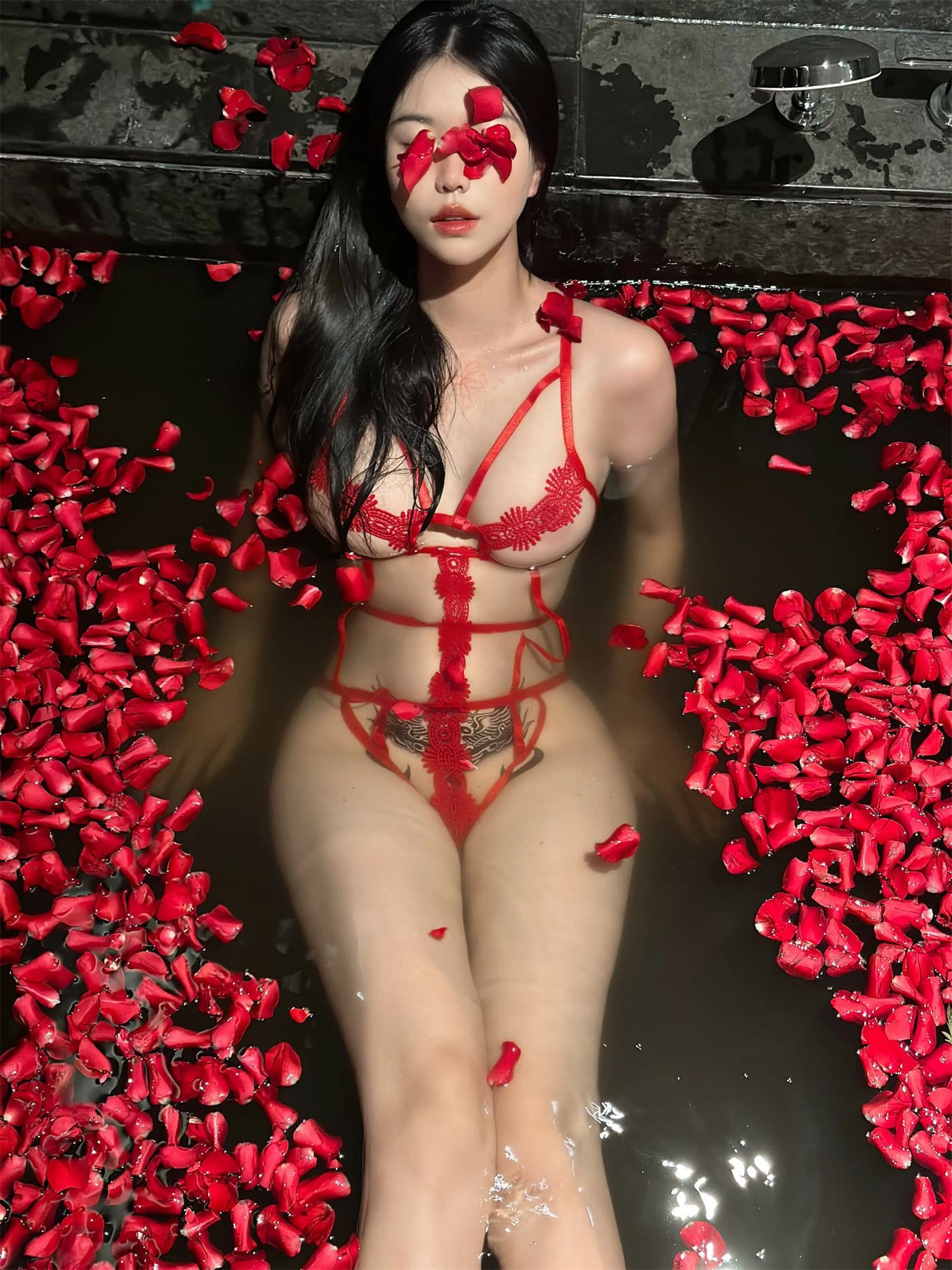 鱼神 – 浴池红色情趣 [29P] 插图4