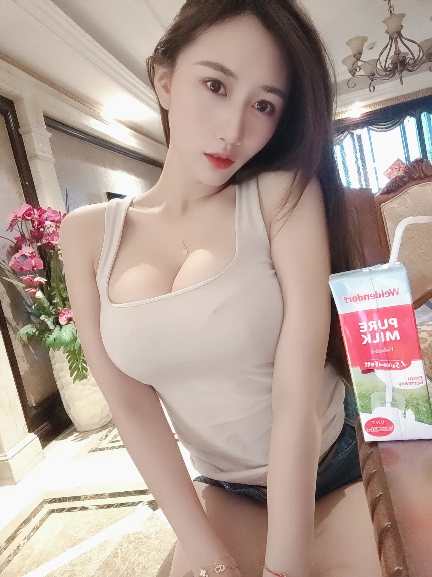 小玉吃果冻 – 白背心紧身牛仔短裤 [35P]-66COS