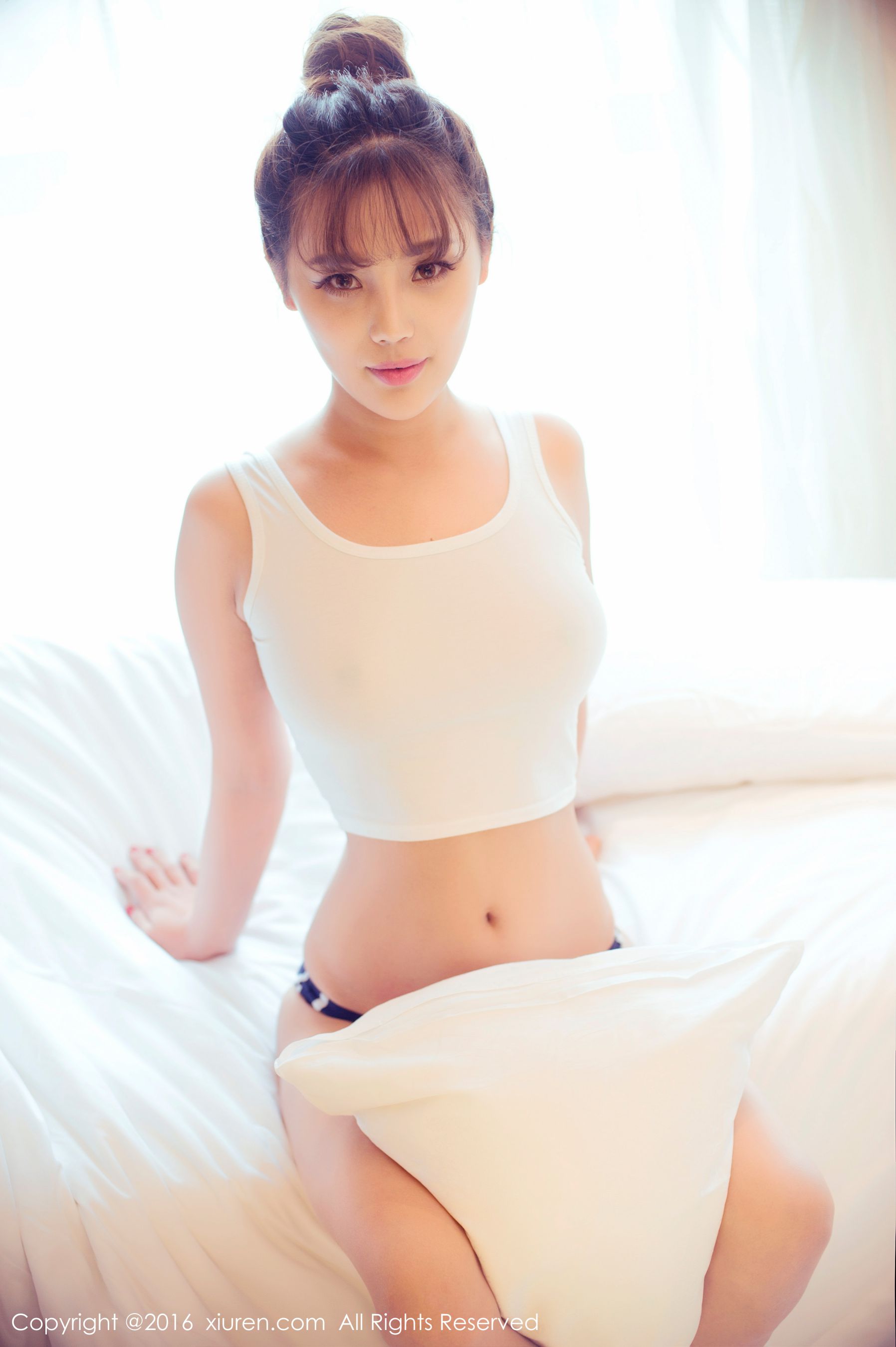 周予然《高叉泳衣、爆乳内衣、高跟美腿、白色超短工字背心装》 秀人网 No.633-66COS