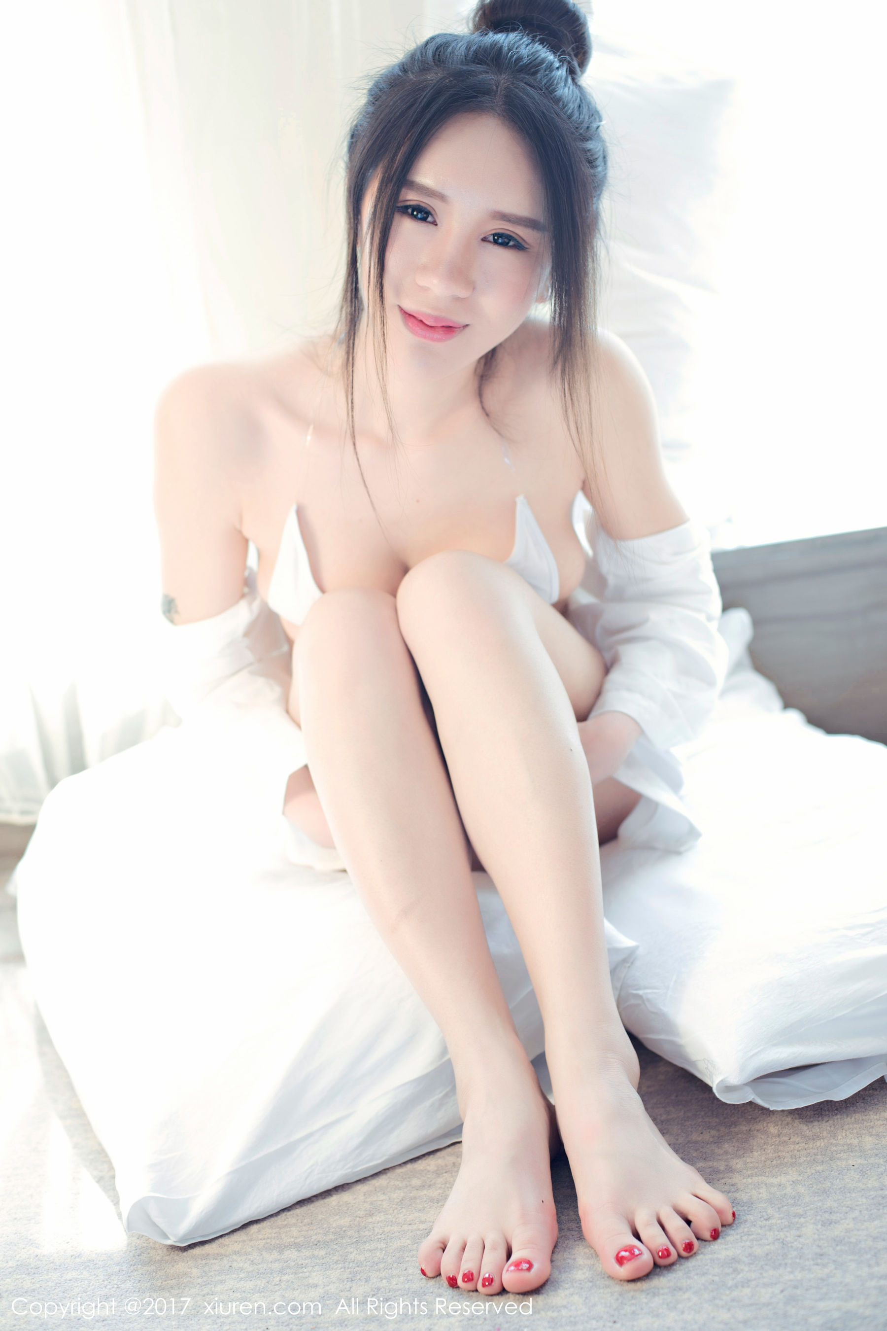 欧阳若依《白色比基尼和大尺度蕾丝女仆死库水》 秀人网XIUREN No.715 插图2