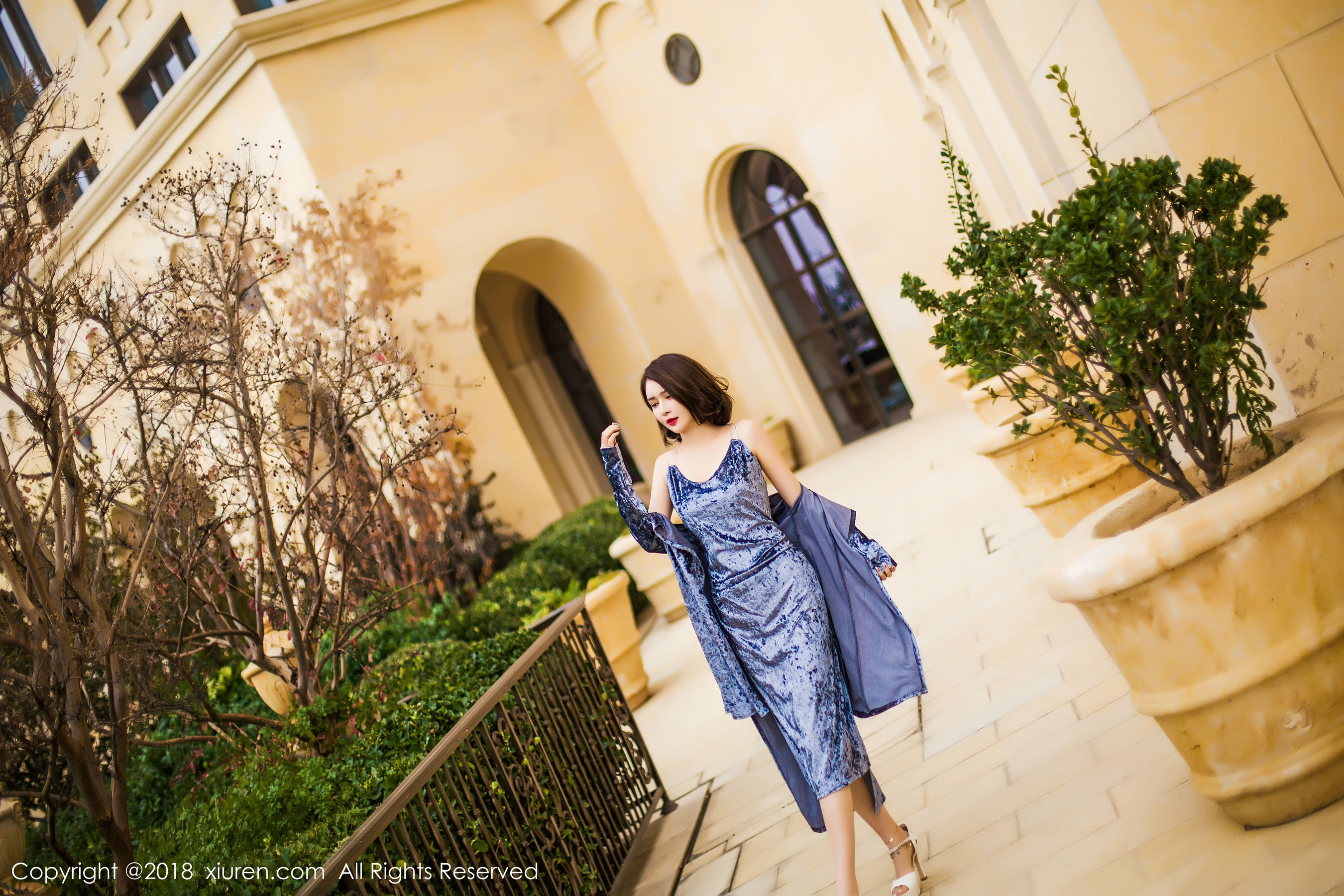 女神@廿十《长裙街拍+内衣+浴袍》 秀人 No.935 插图2