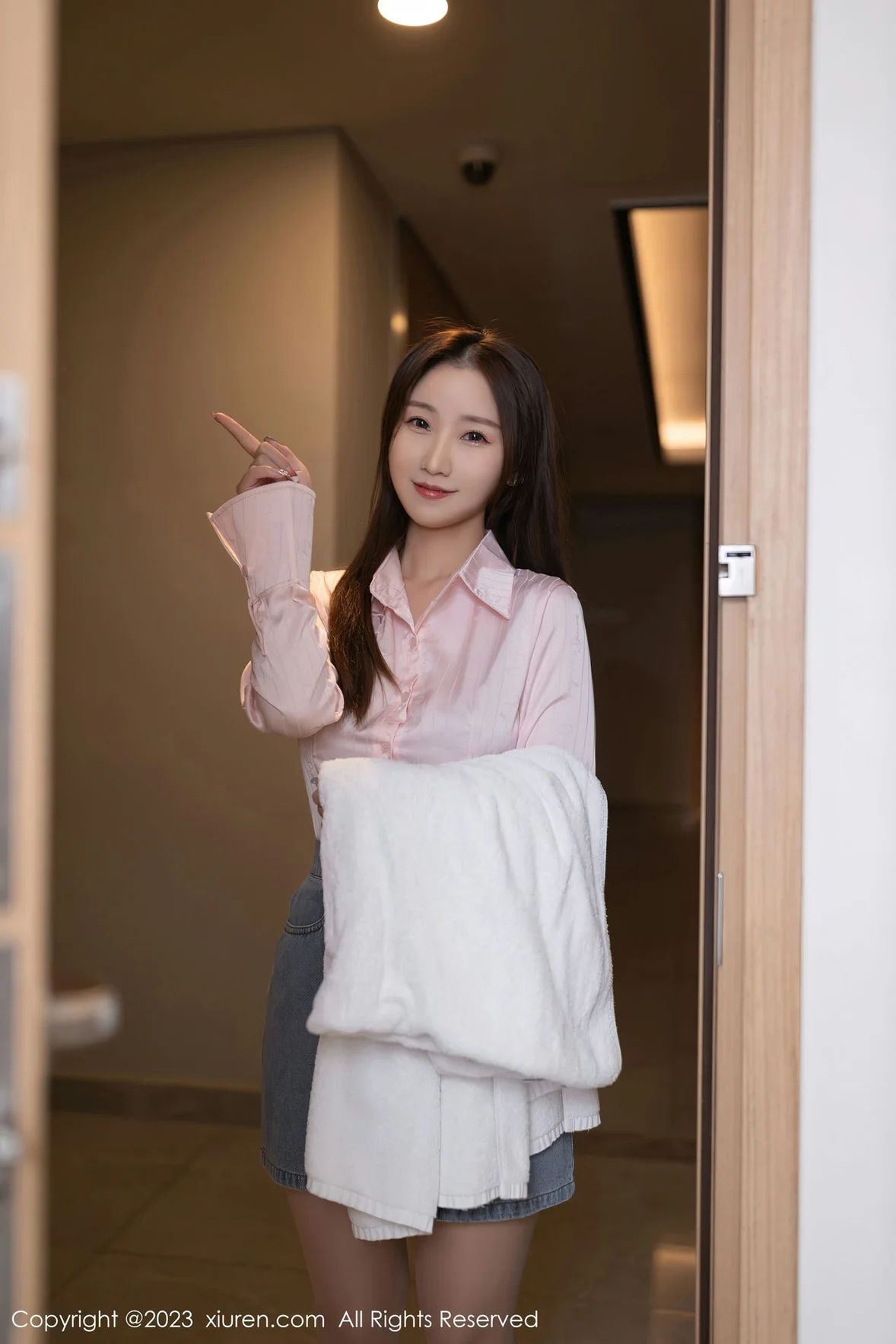 XiuRen 秀人 No.6832 主题“向邻居借水” 杏子Yada 性感写真 [80P]-66COS