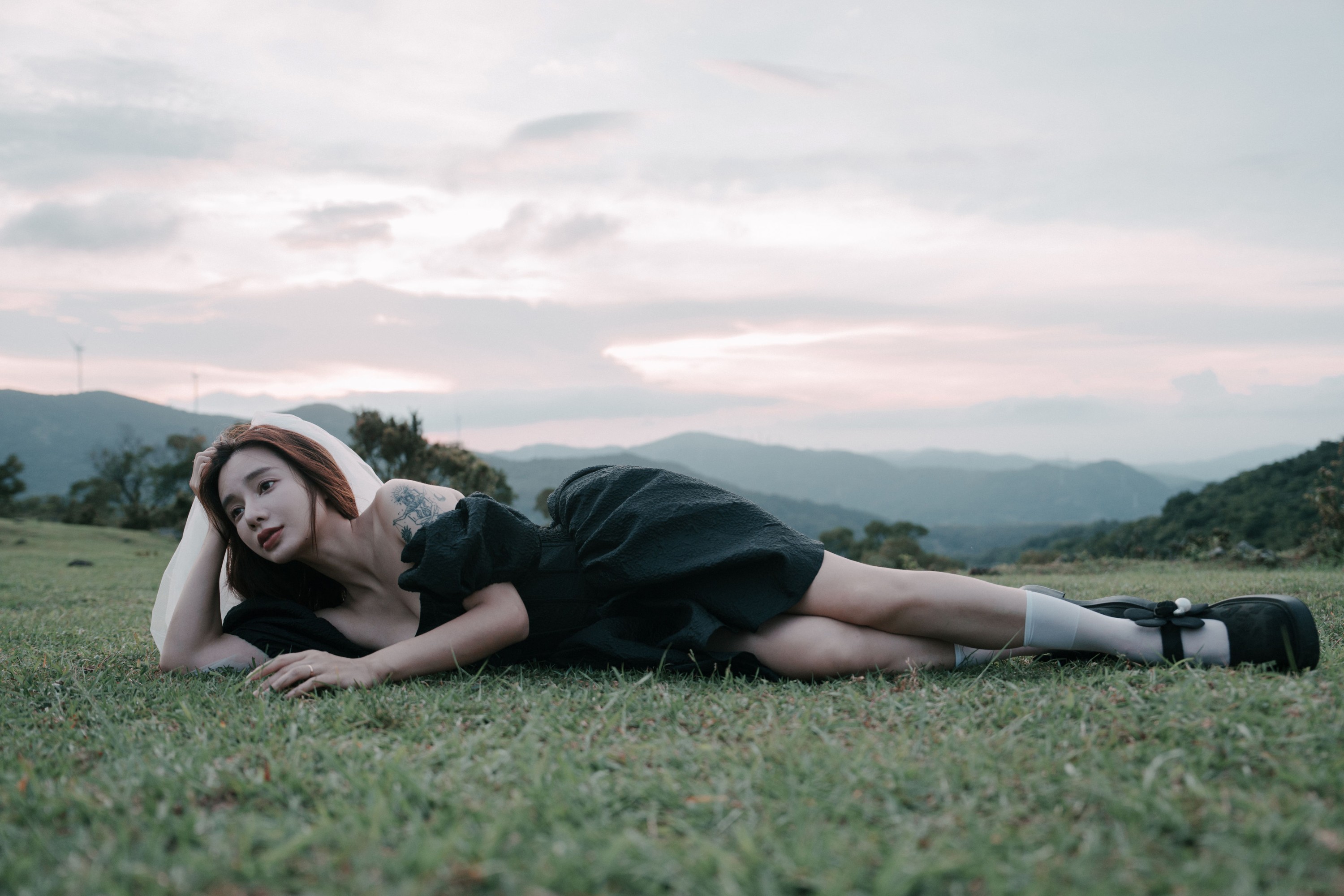 姝雯同学 – 《渐暗时刻，黑裙白纱情绪片》[39P] 插图5