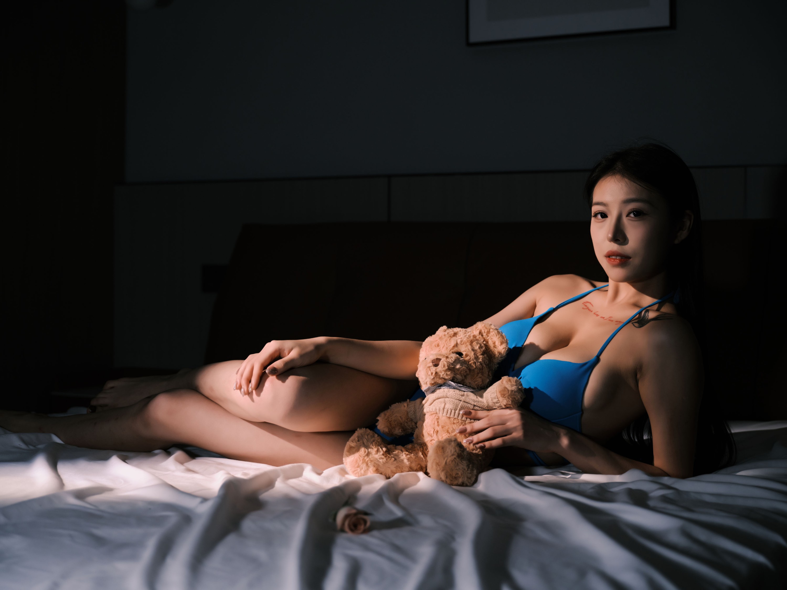 彤彤 – 《在床上扔东西》[17P] 插图3