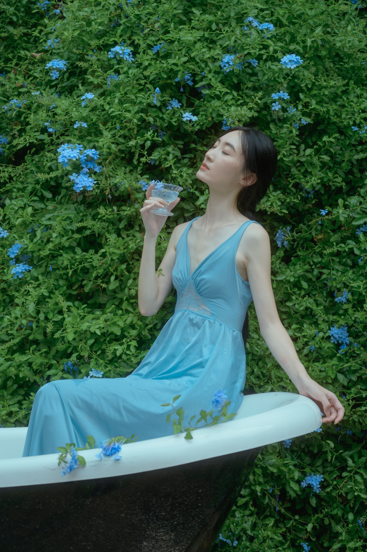 阿吉缘子 – 《夏天与蓝雪花》[14P]-66COS