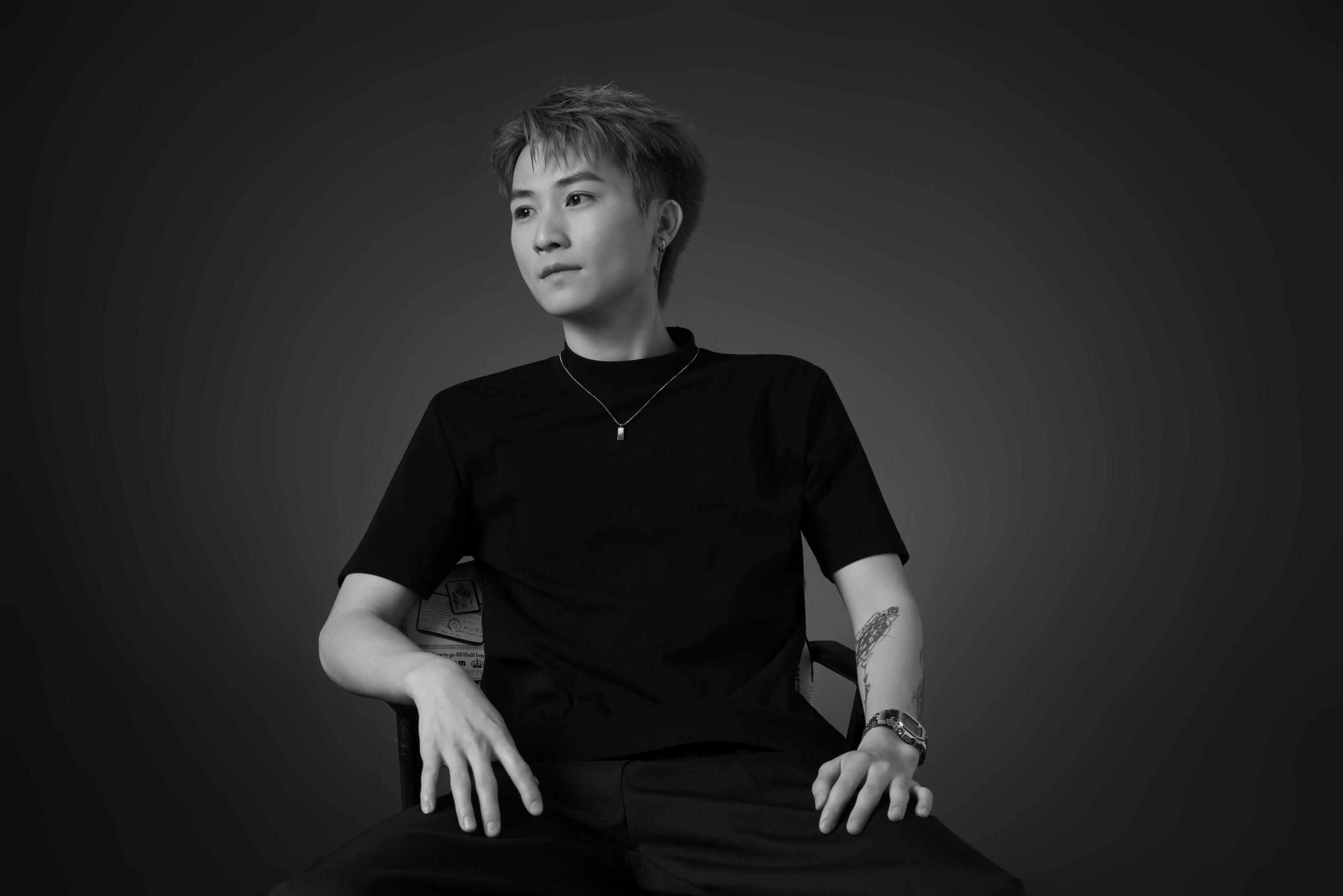 无名 – 《光影勾勒：男士深邃神态黑白影像》[13P] 插图5