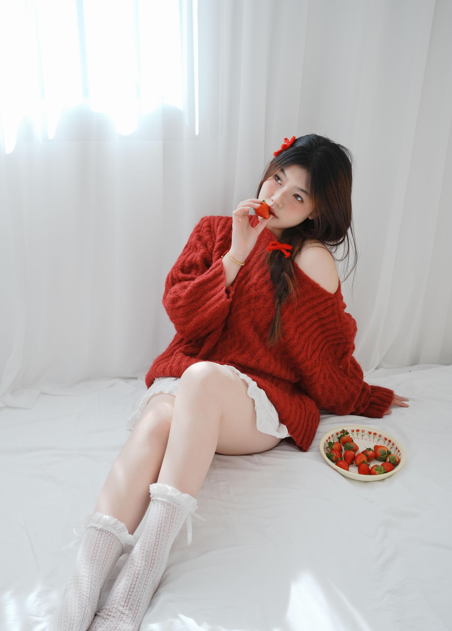 静静已 – 《草莓 小白裙室内》[16P] 插图2