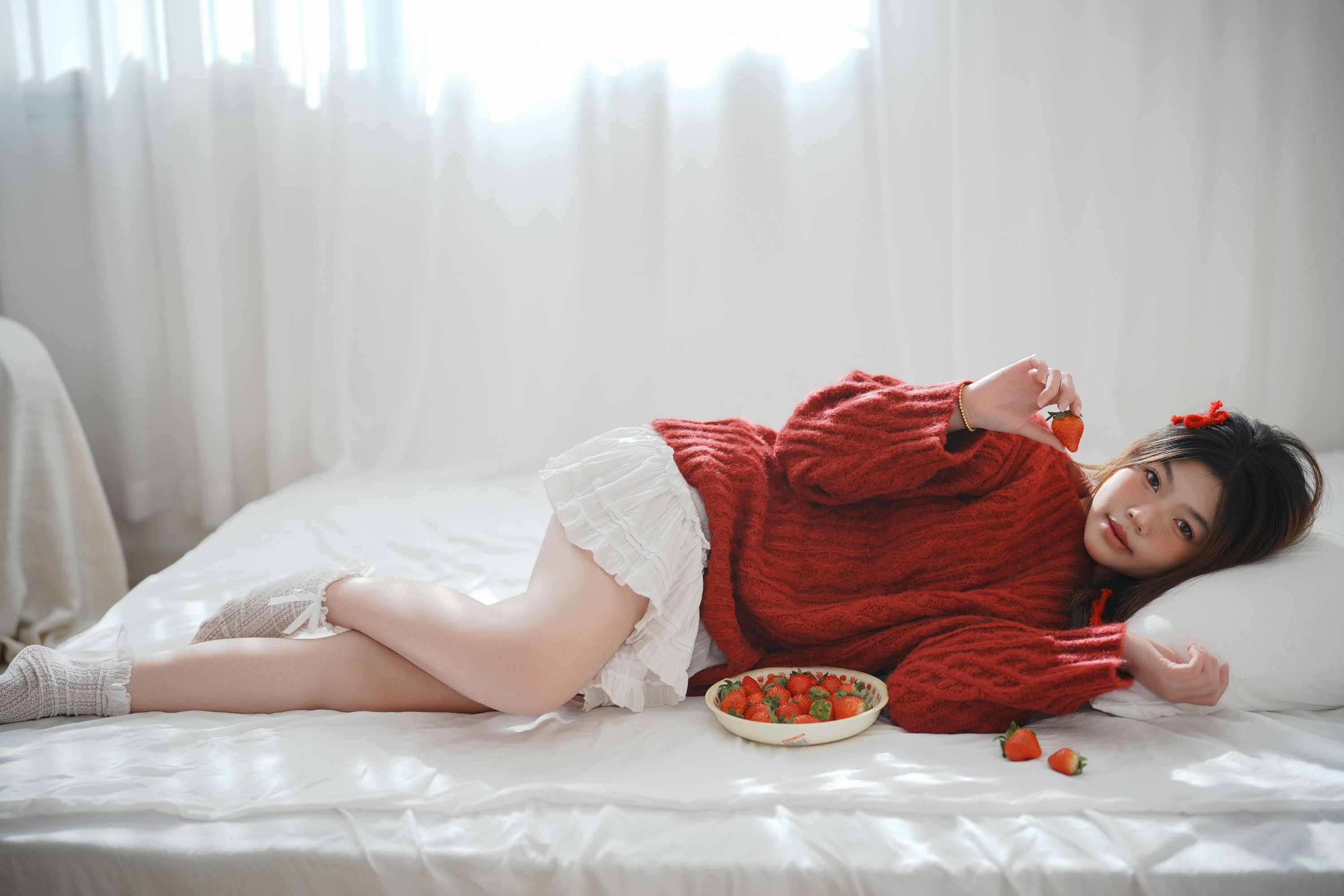 静静已 – 《草莓 小白裙室内》[16P] 插图4