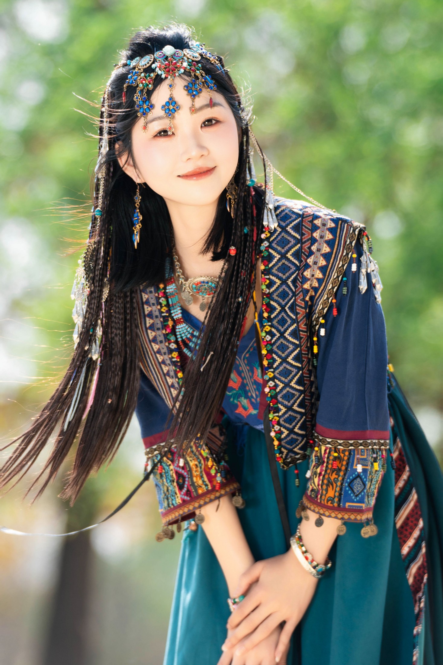 晓蓝 – 《苗疆少女 森林中发光》[24P] 插图5