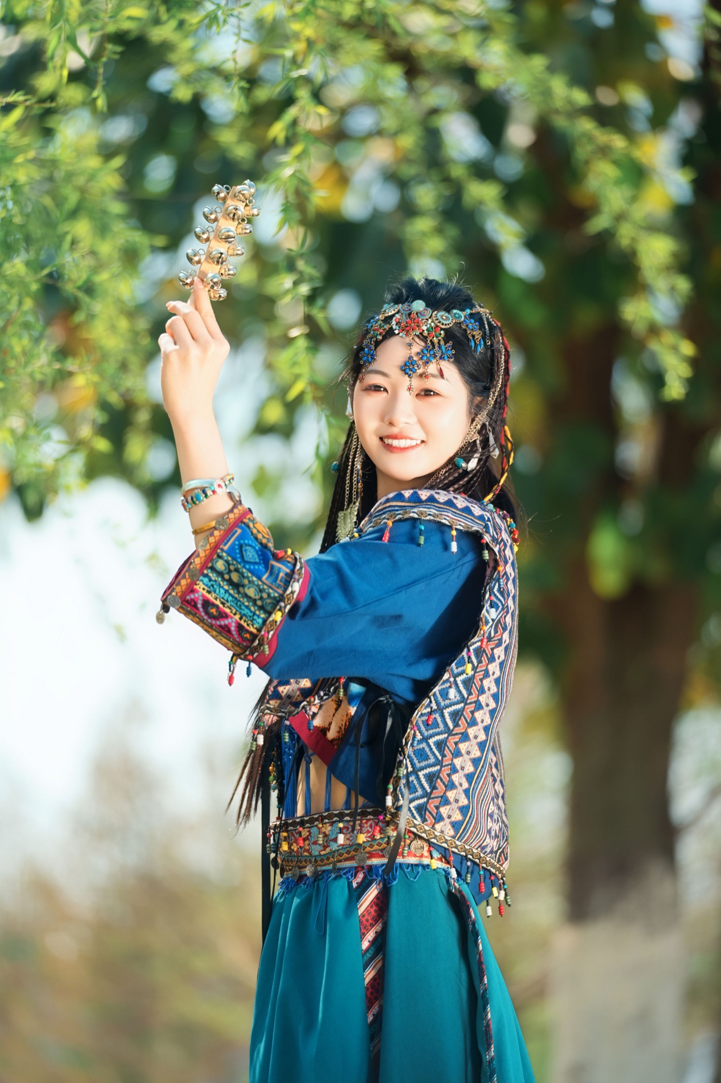 晓蓝 – 《苗疆少女 森林中发光》[24P]-66COS