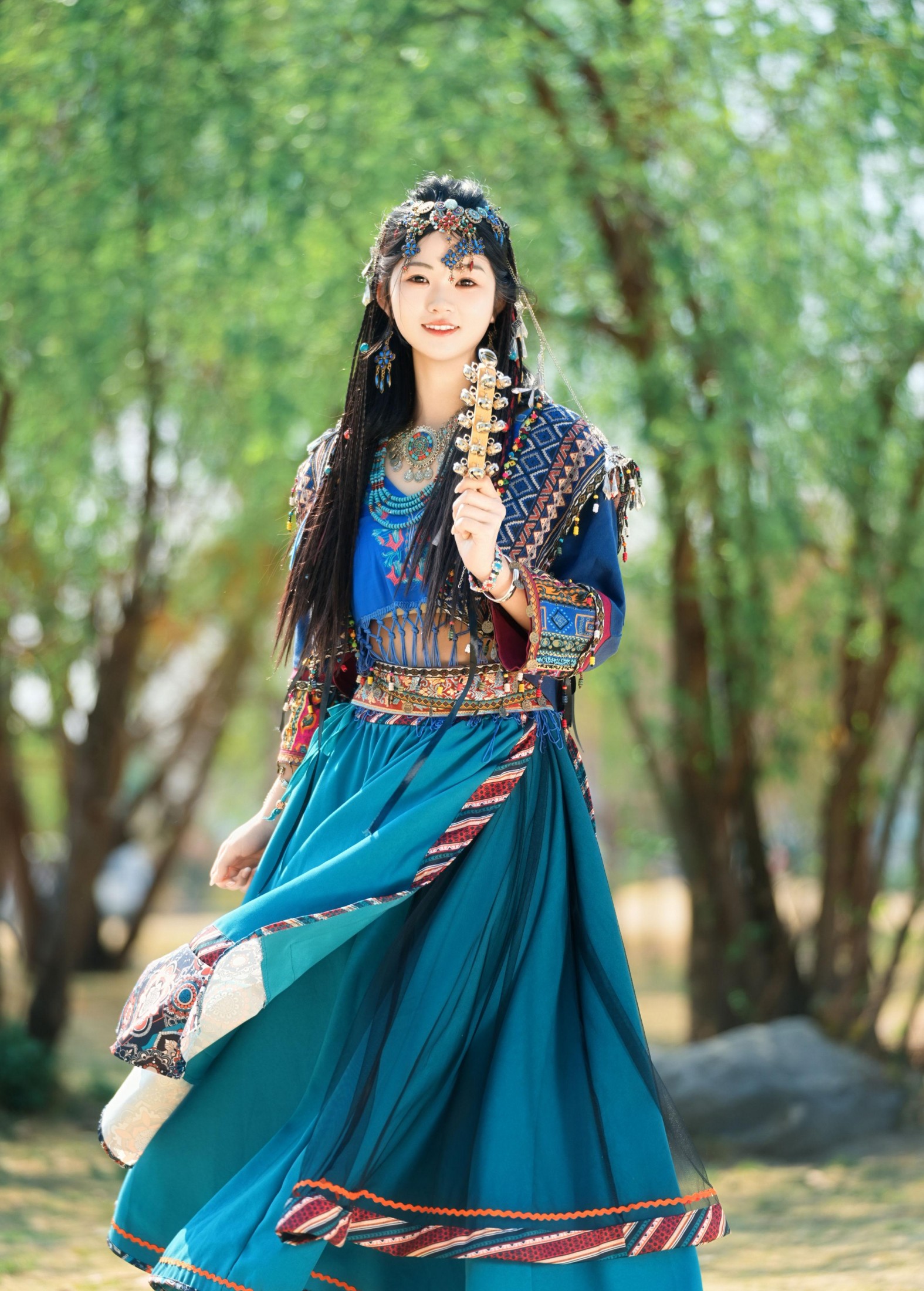 晓蓝 – 《苗疆少女 森林中发光》[24P] 插图2