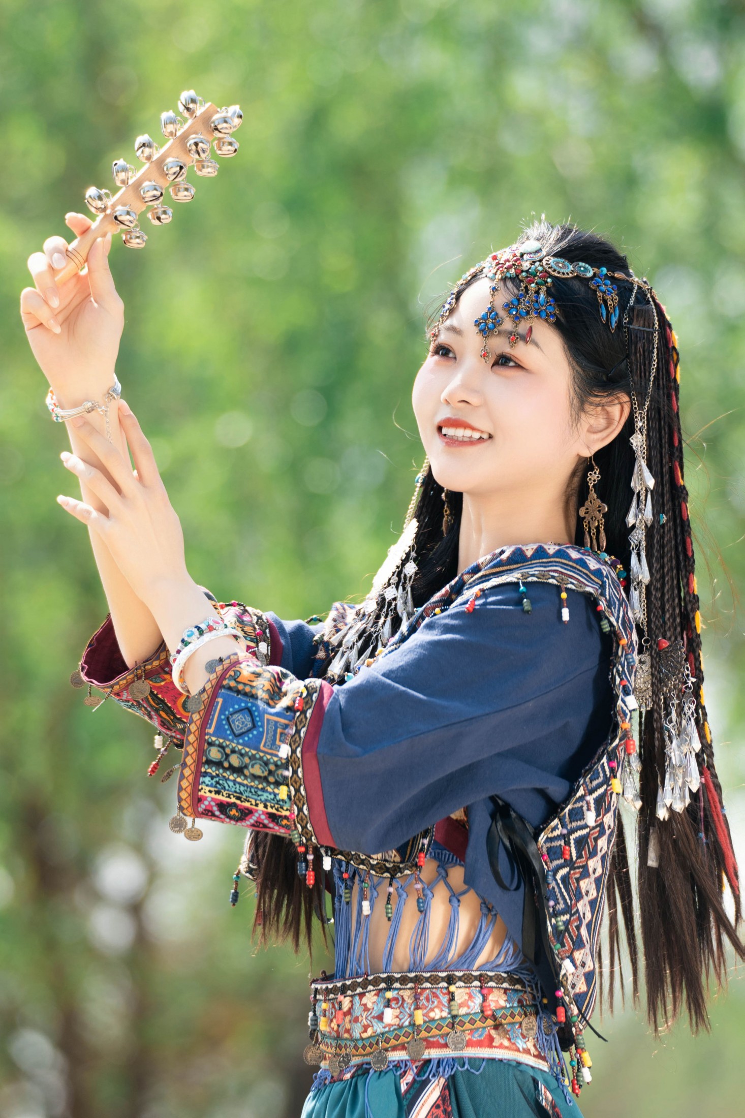 晓蓝 – 《苗疆少女 森林中发光》[24P] 插图3