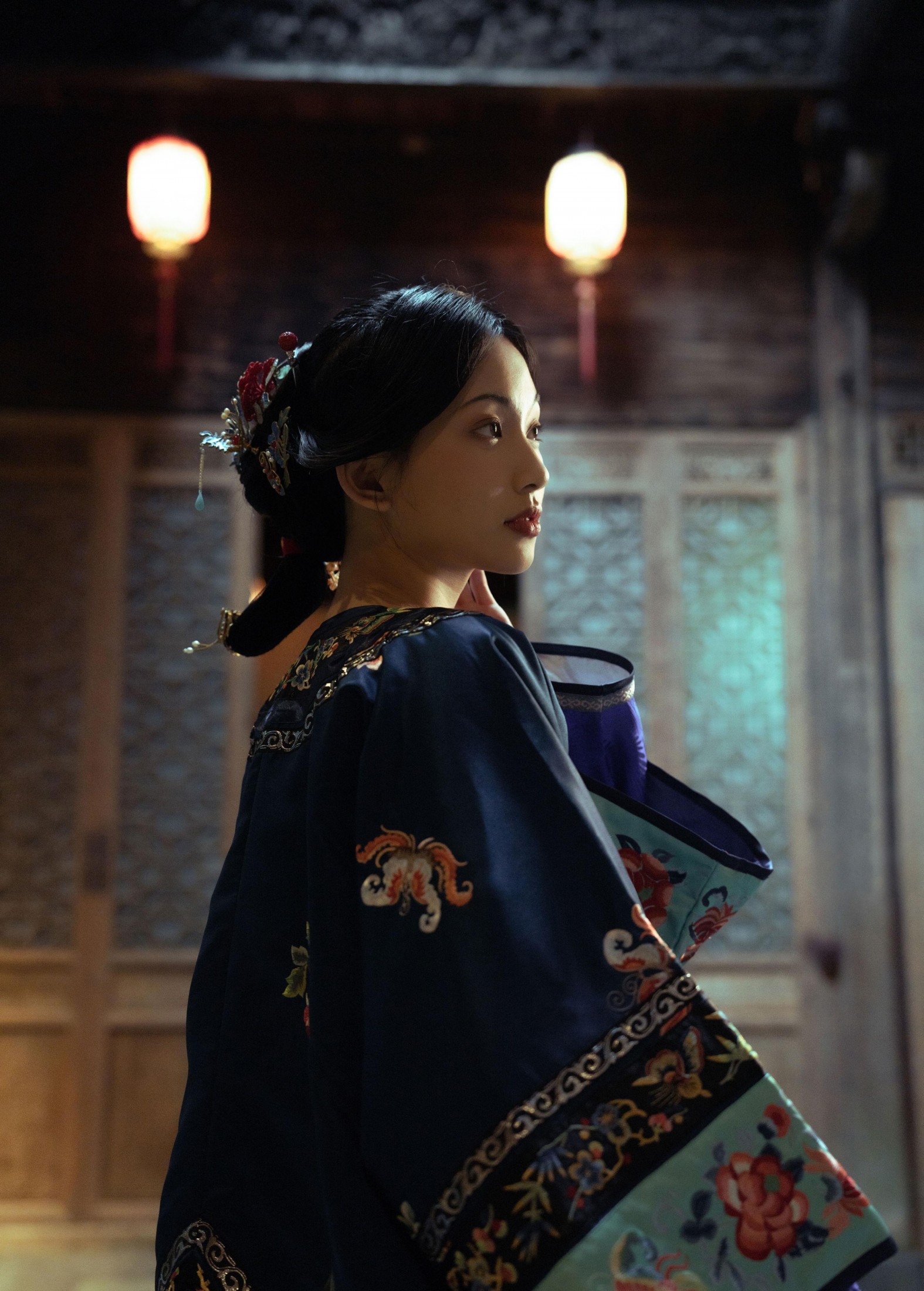 二一芝 – 《她坐在黑洞洞四方方的窗朝外望》[17P] 插图2