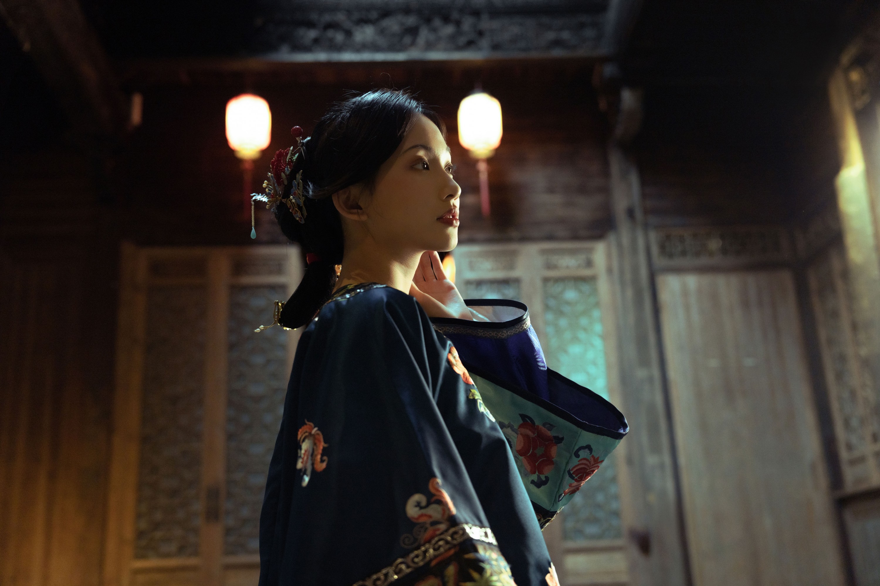 二一芝 – 《她坐在黑洞洞四方方的窗朝外望》[17P] 插图3