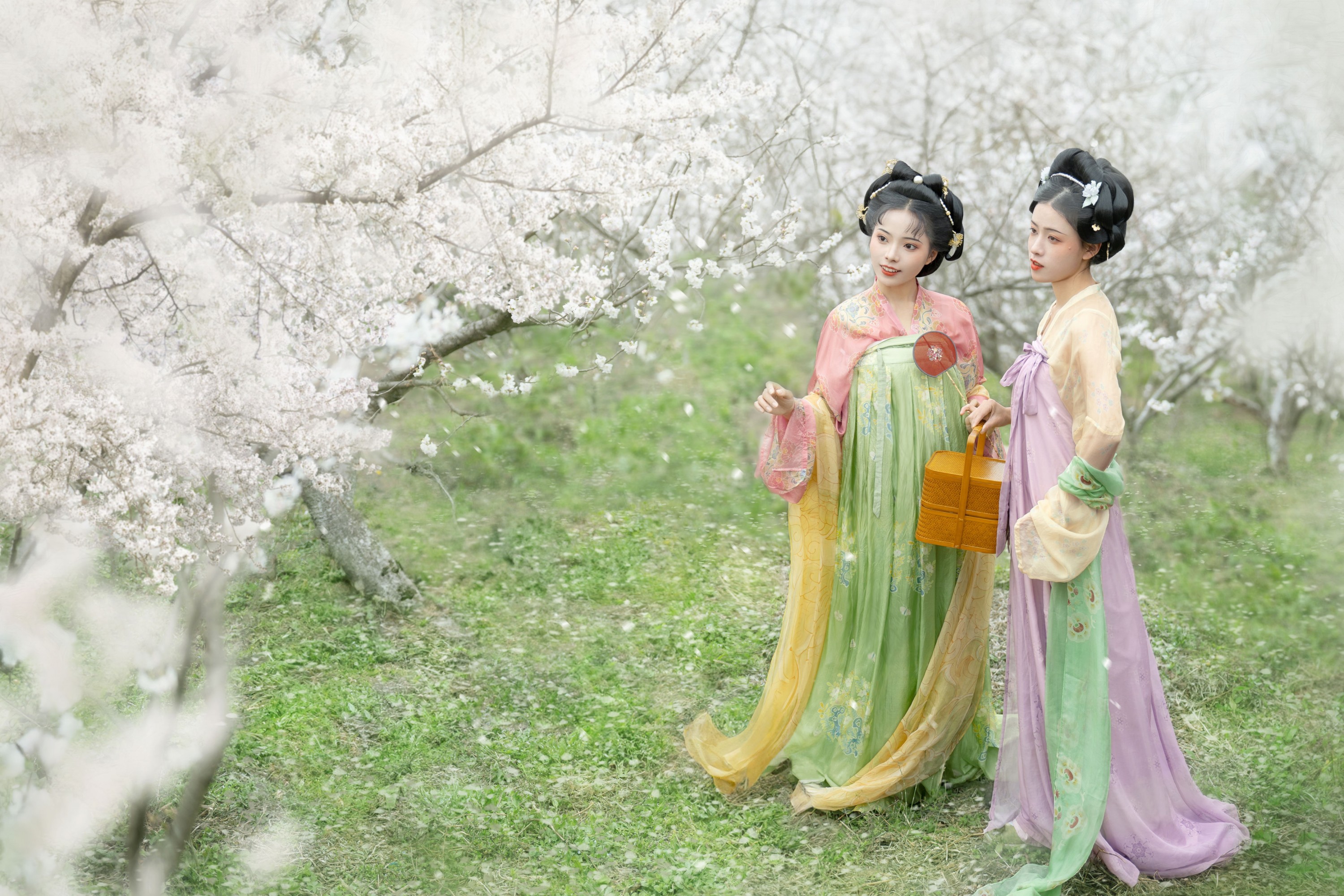 遥七不卖鸡毛菜 佳妃 – 《上春山》[9P]-66COS