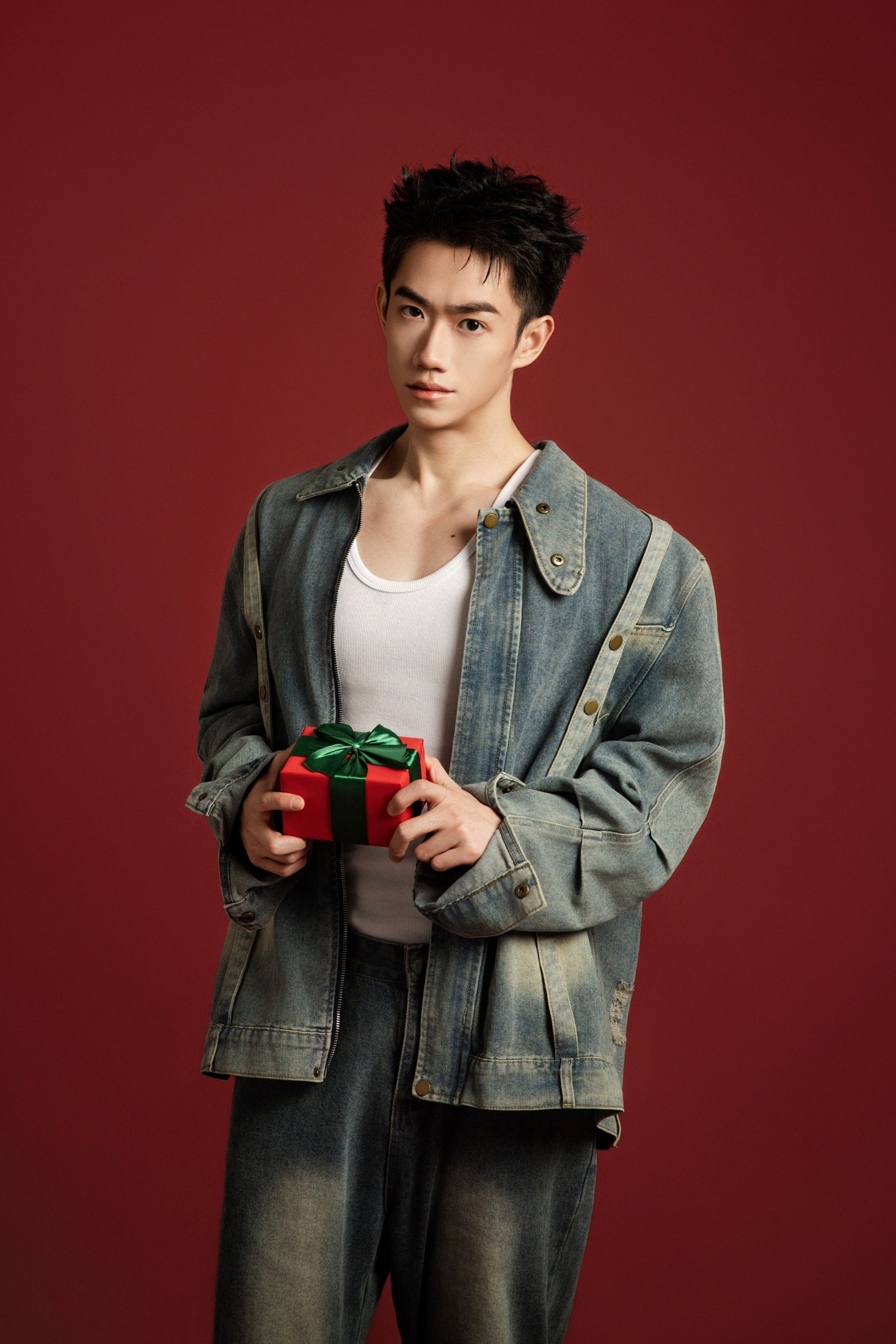 南风 – 《红调圣诞：牛仔与白背心的活力狂欢》[18P] 插图4