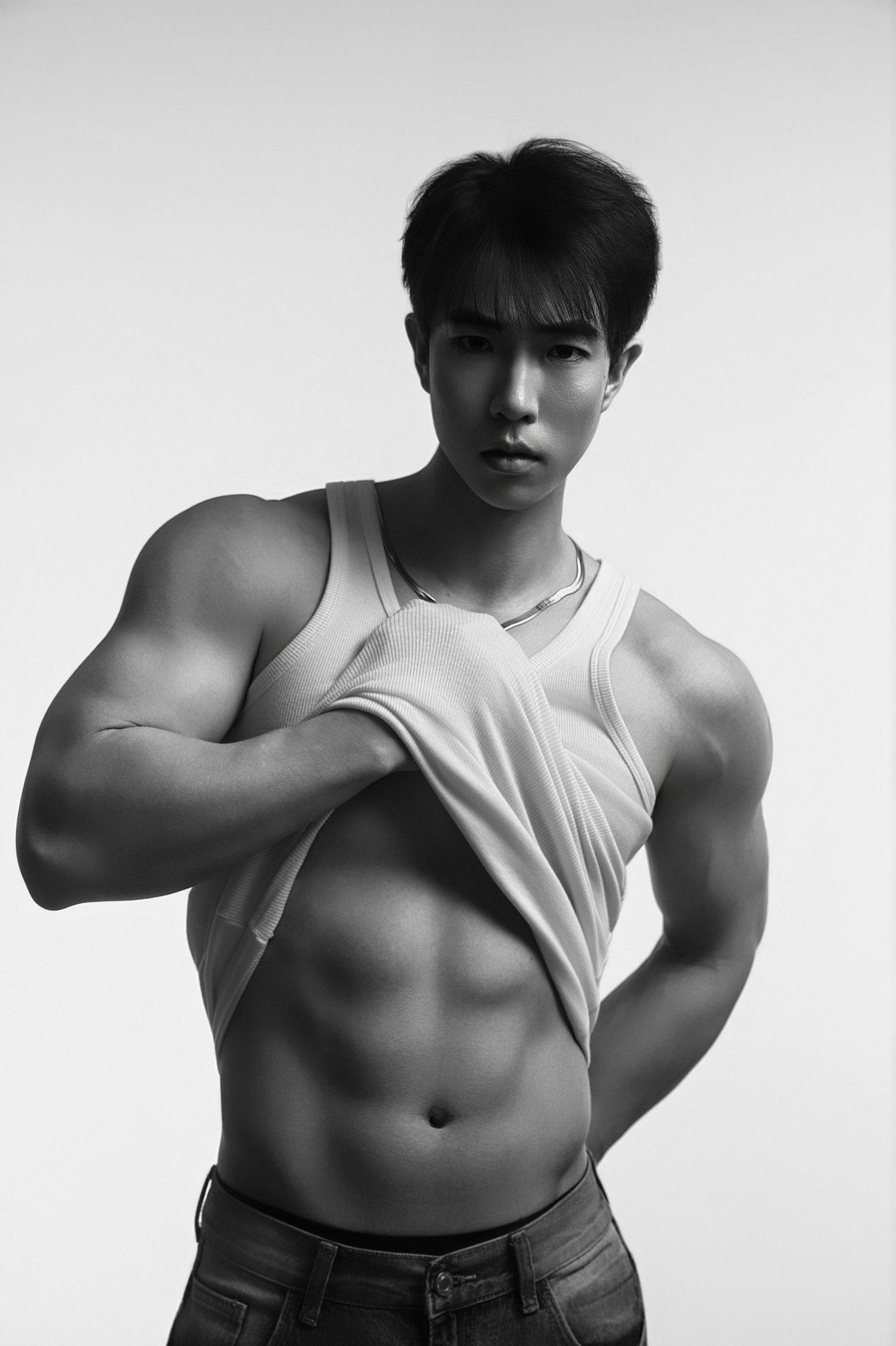 旭 - 《白与黑-健美身材照》[17P] 插图4