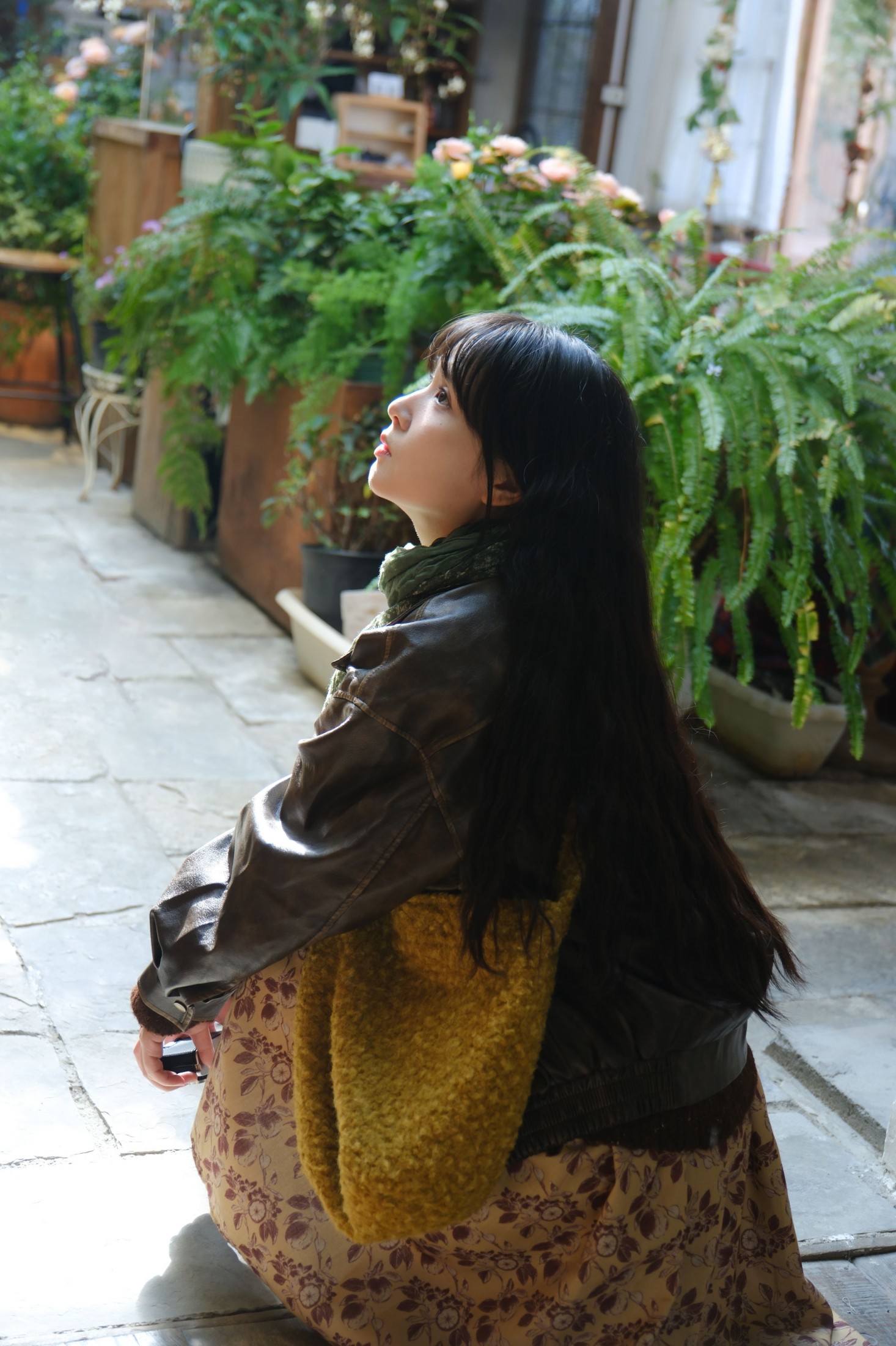 吃一大口鸡蛋 - 《存一点室内拍照姿势》[14P] 插图3