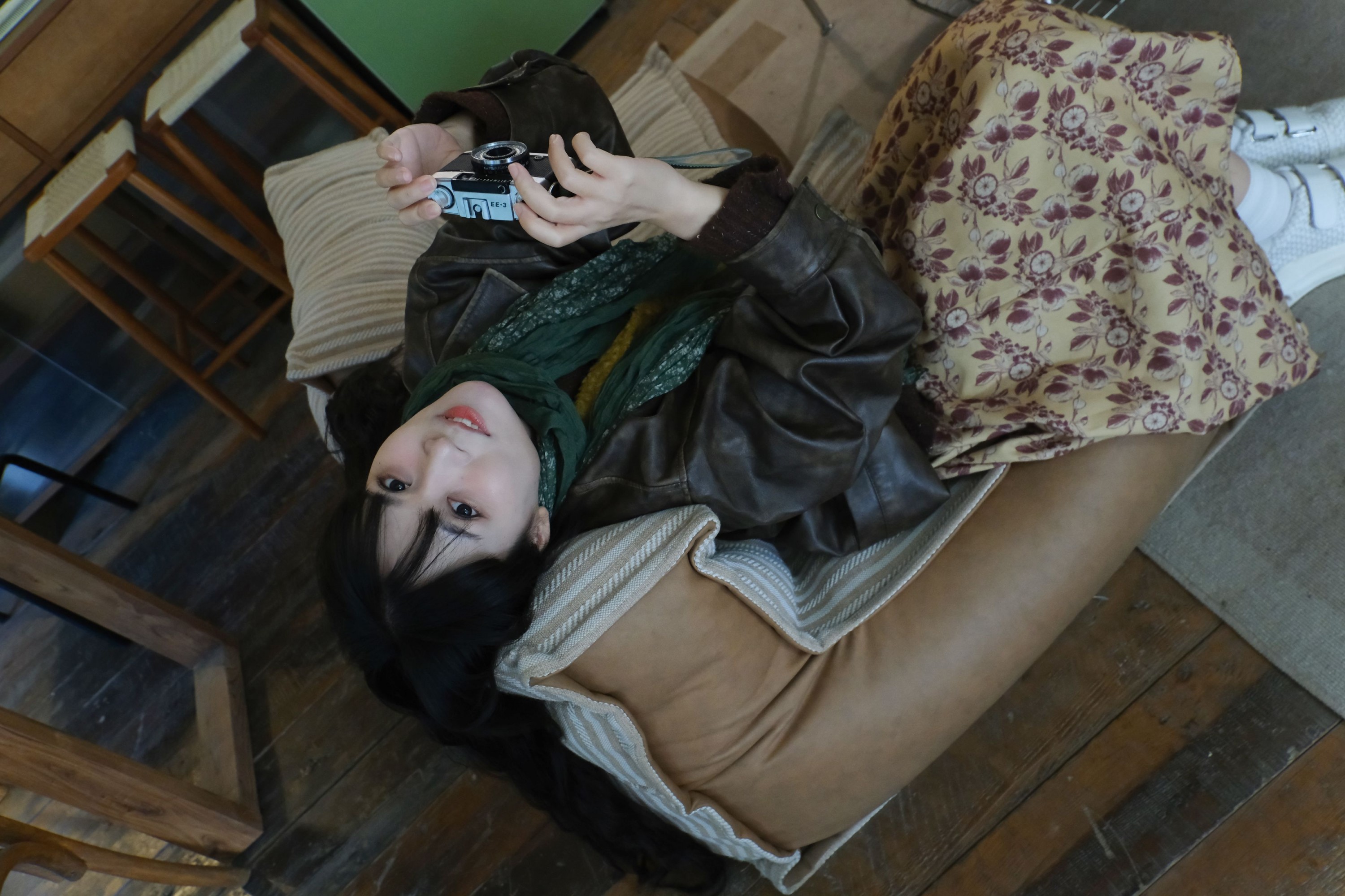 吃一大口鸡蛋 - 《存一点室内拍照姿势》[14P] 插图2