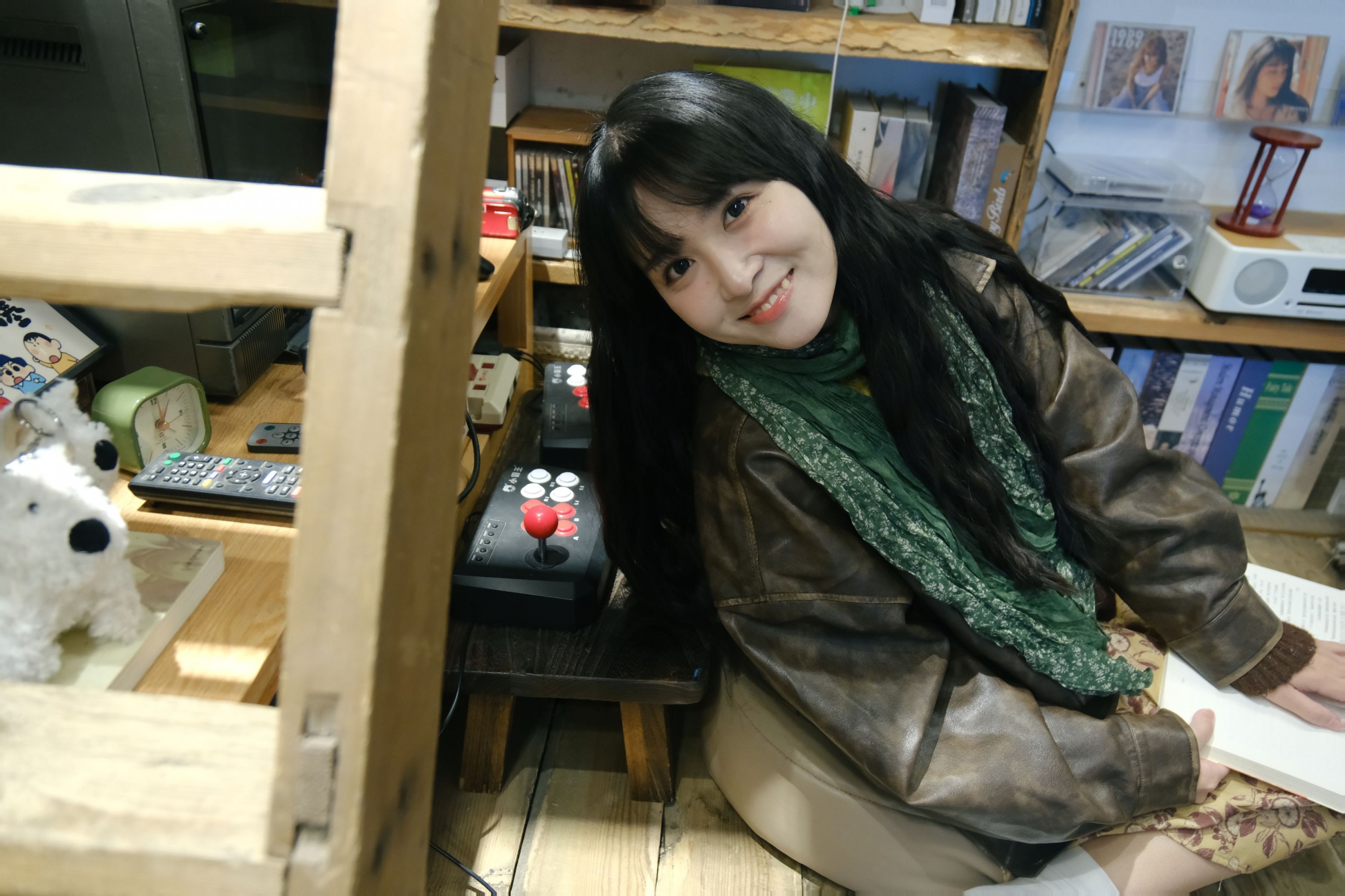 吃一大口鸡蛋 - 《存一点室内拍照姿势》[14P] 插图4