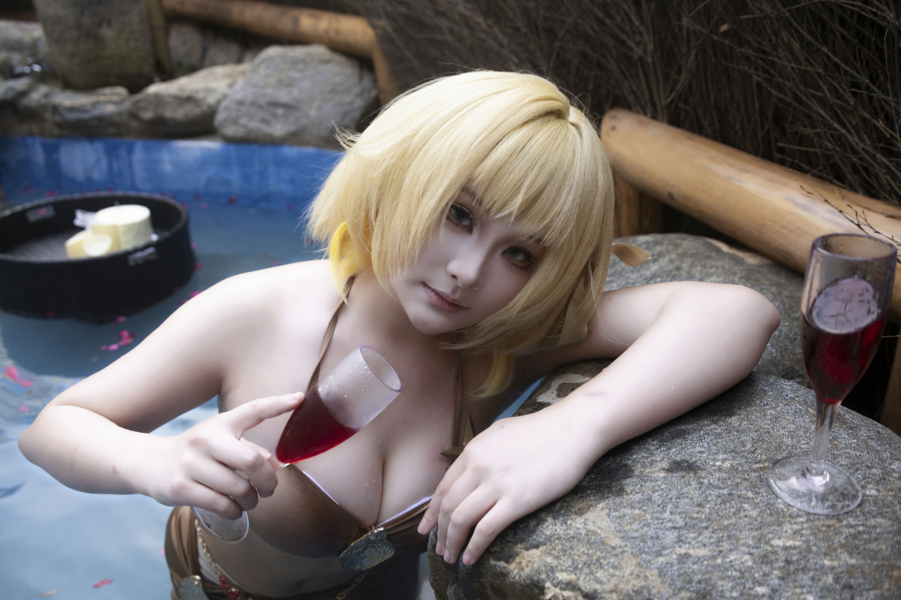 《金色泳衣比基尼性感美女泳池写真》[9P] 插图4