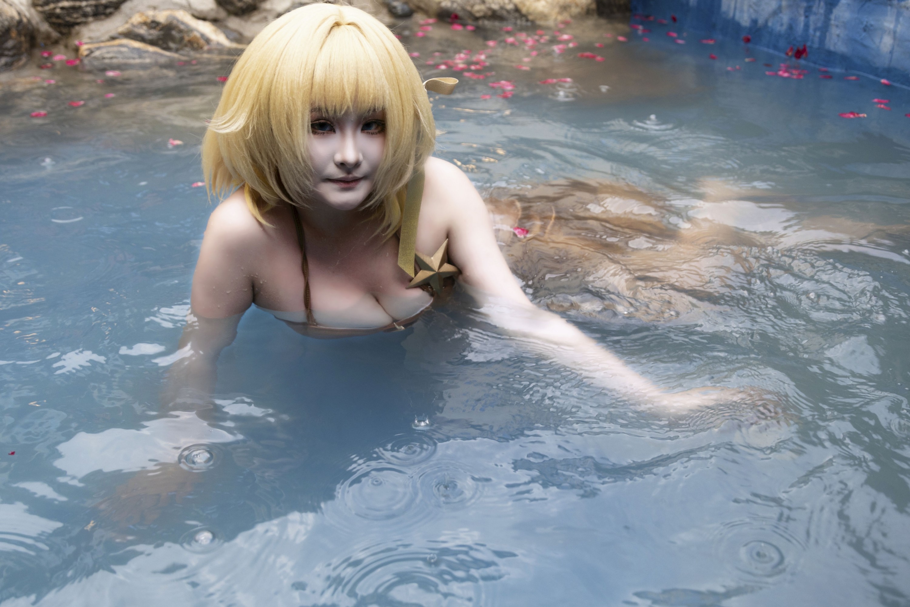 《金色泳衣比基尼性感美女泳池写真》[9P] 插图2