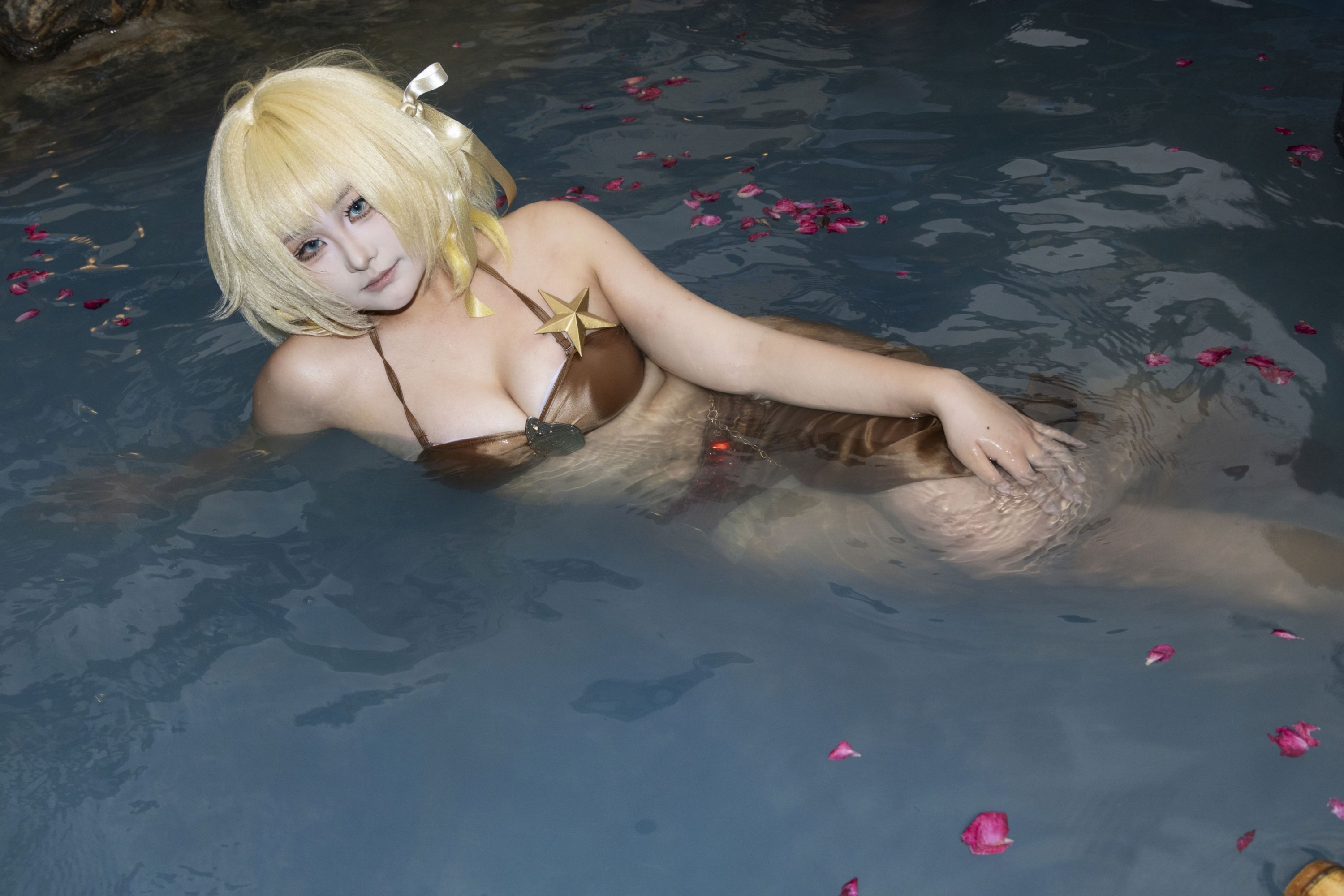 《金色泳衣比基尼性感美女泳池写真》[9P]-66COS