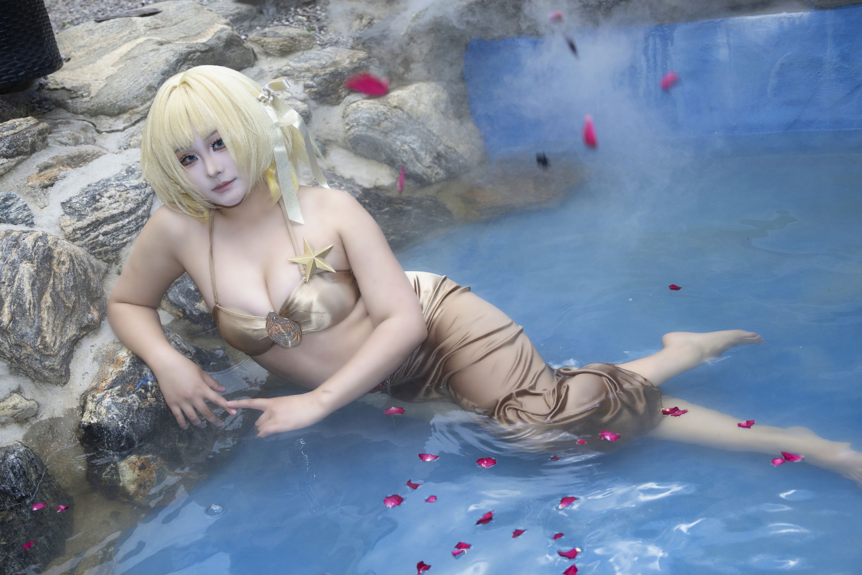 《金色泳衣比基尼性感美女泳池写真》[9P] 插图5