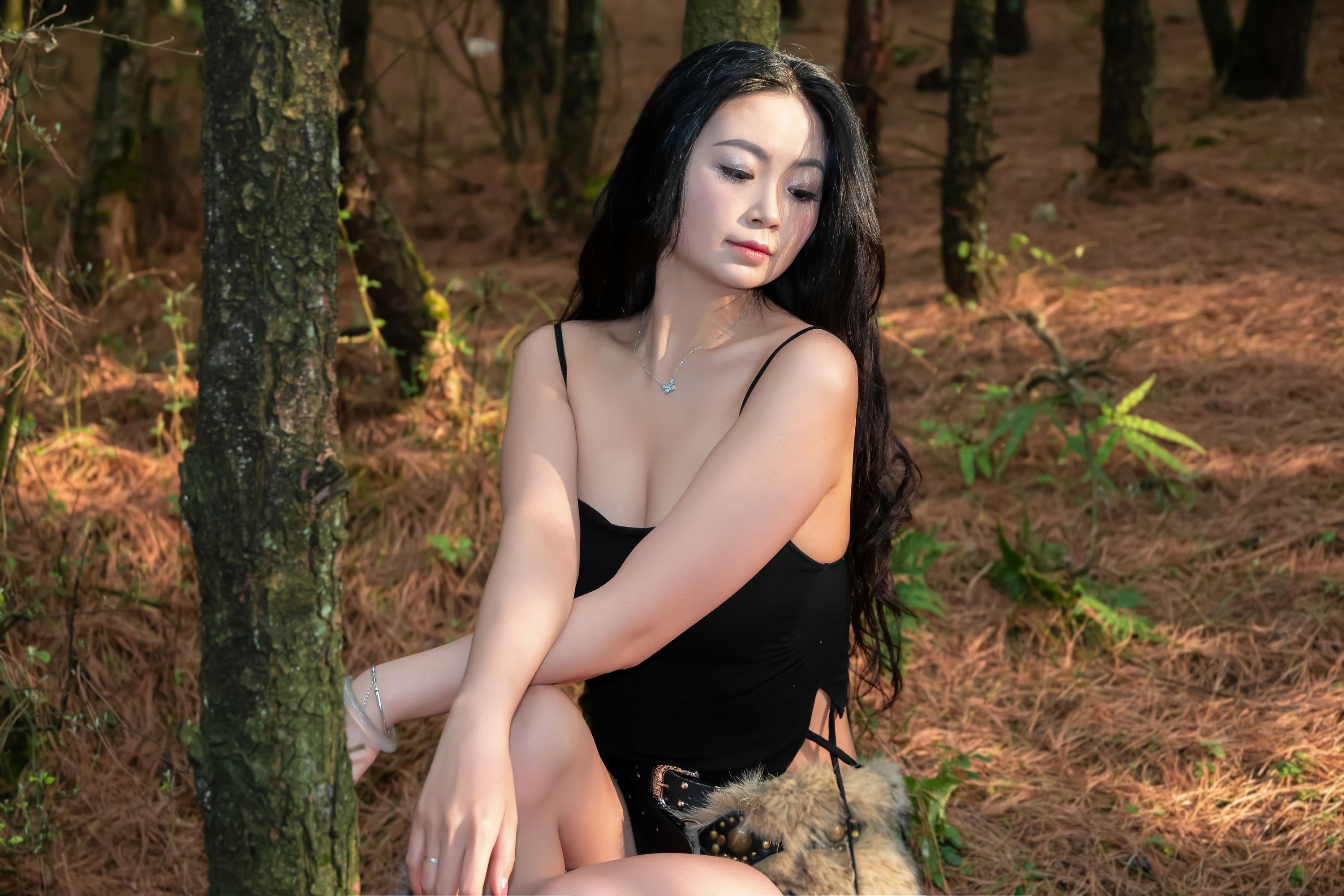 《森林树丛黑色性感美女》[9P] 插图5