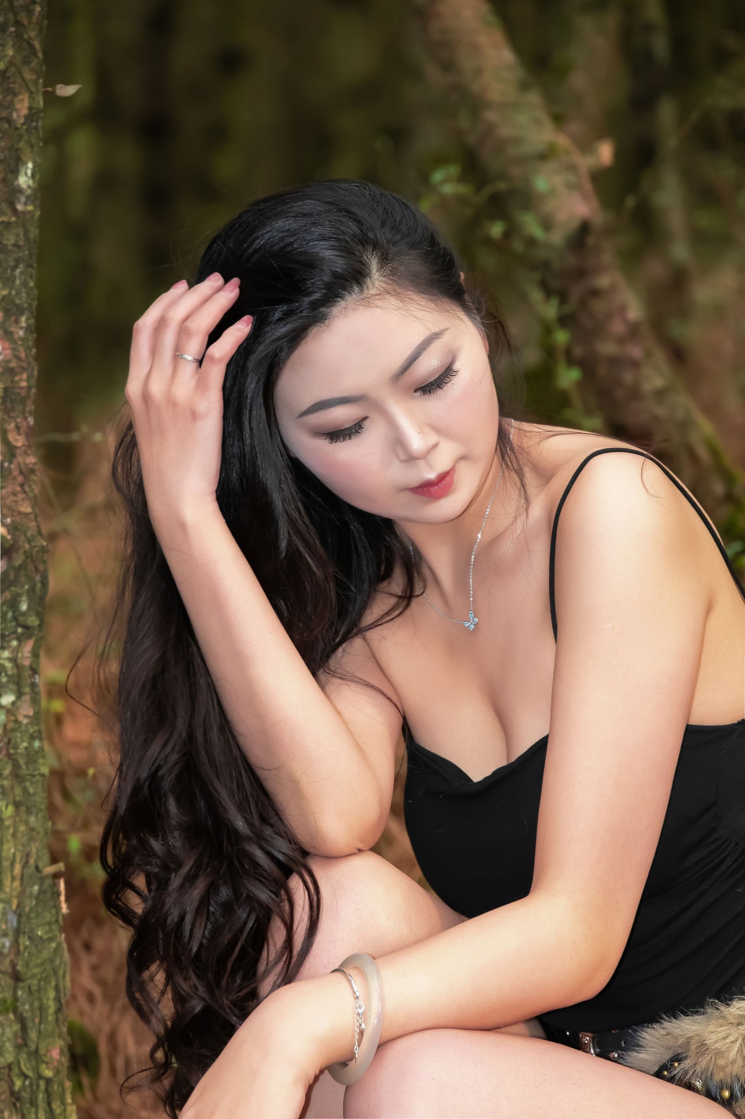 《森林树丛黑色性感美女》[9P] 插图4