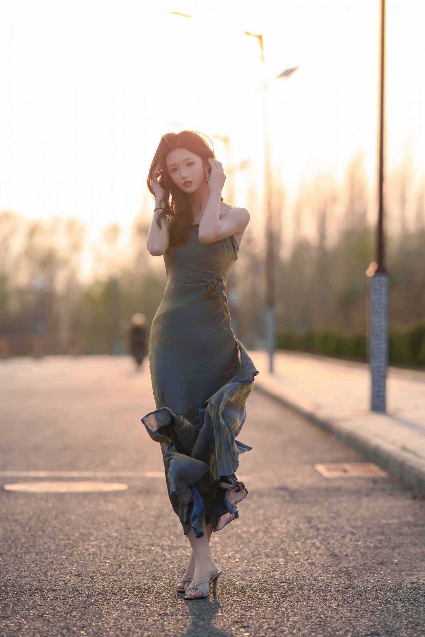 《鎏金缎面吊带裙・黄昏街道 暮色里的情绪独白》[34P] 插图3