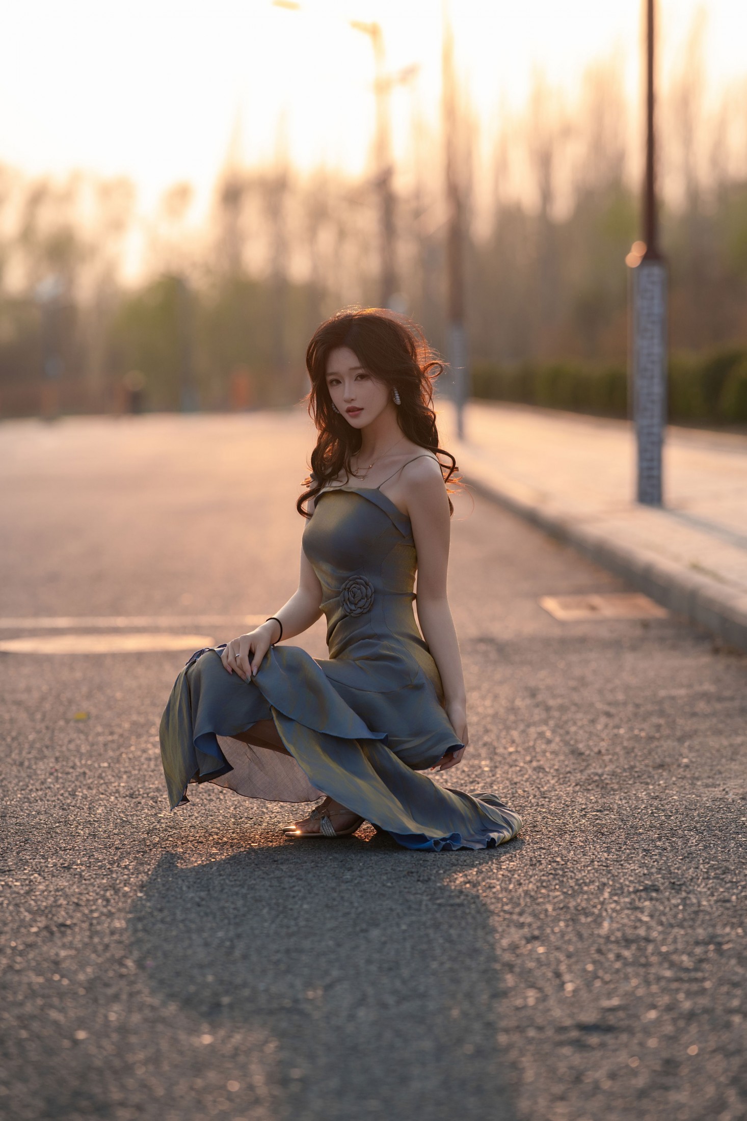 《鎏金缎面吊带裙・黄昏街道 暮色里的情绪独白》[34P] 插图4