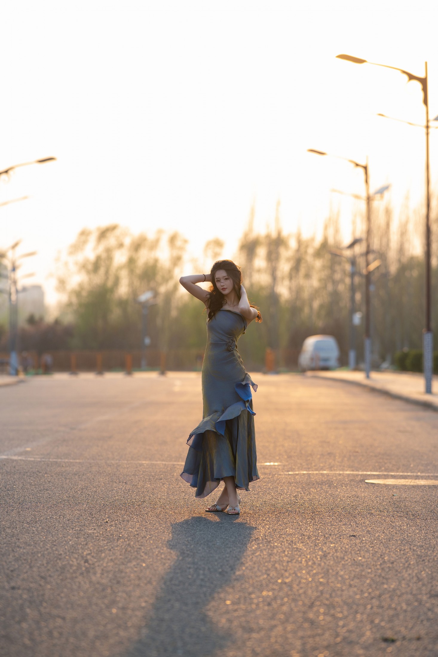 《鎏金缎面吊带裙・黄昏街道 暮色里的情绪独白》[34P]-66COS