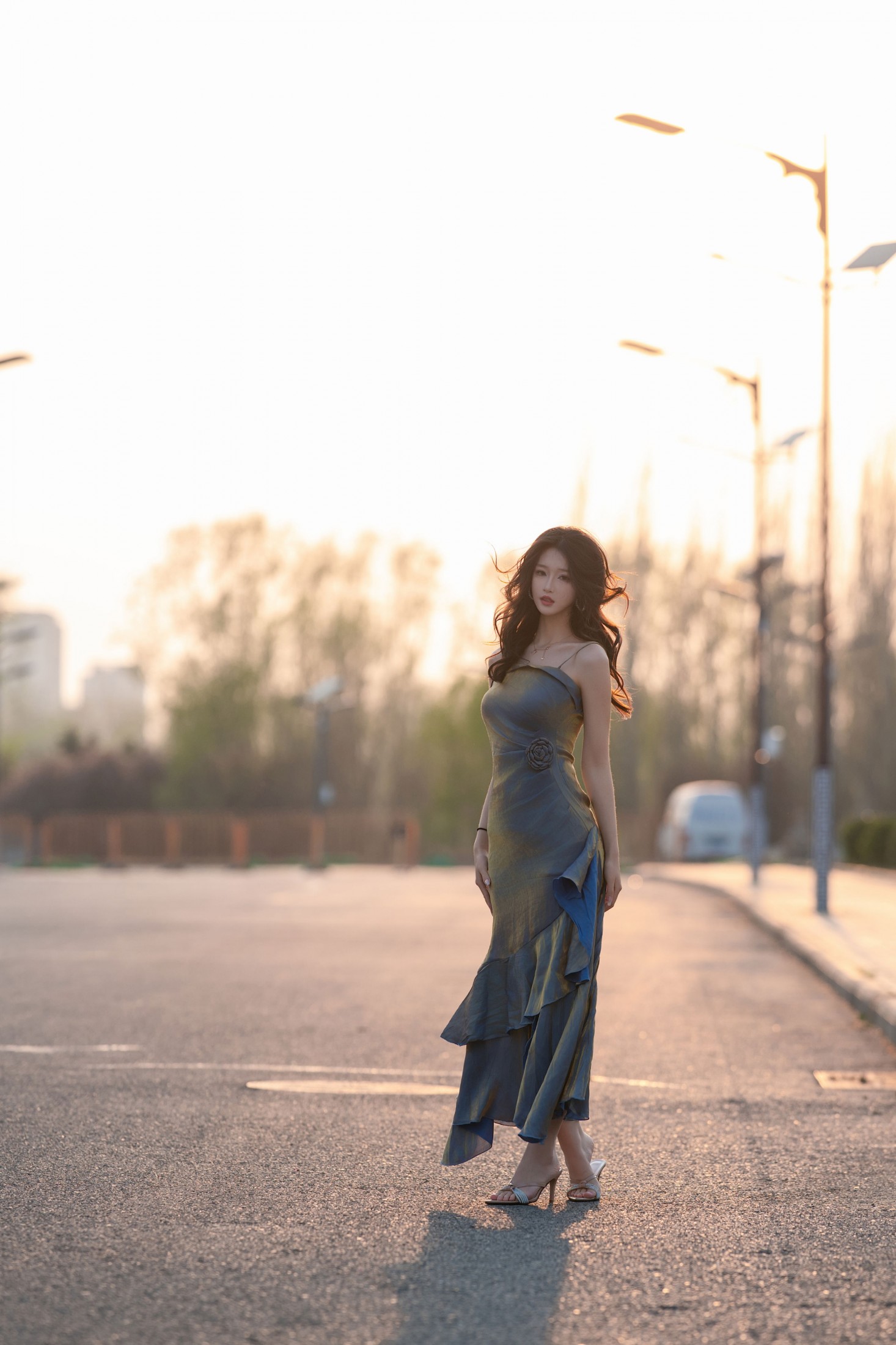 《鎏金缎面吊带裙・黄昏街道 暮色里的情绪独白》[34P] 插图2