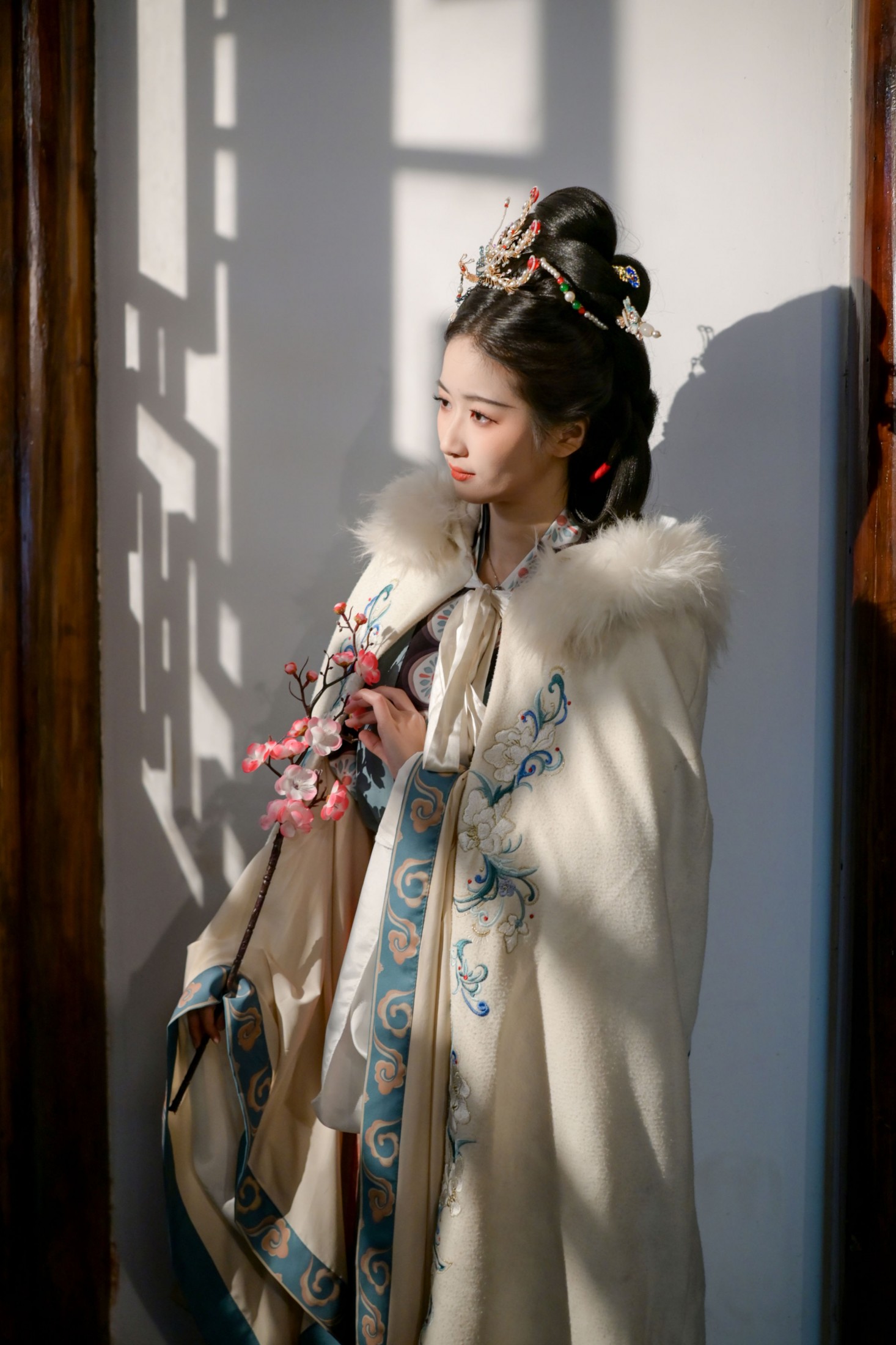 《窗影横斜 梅枝映雪 一襟冬意入汉服》[12P]-66COS