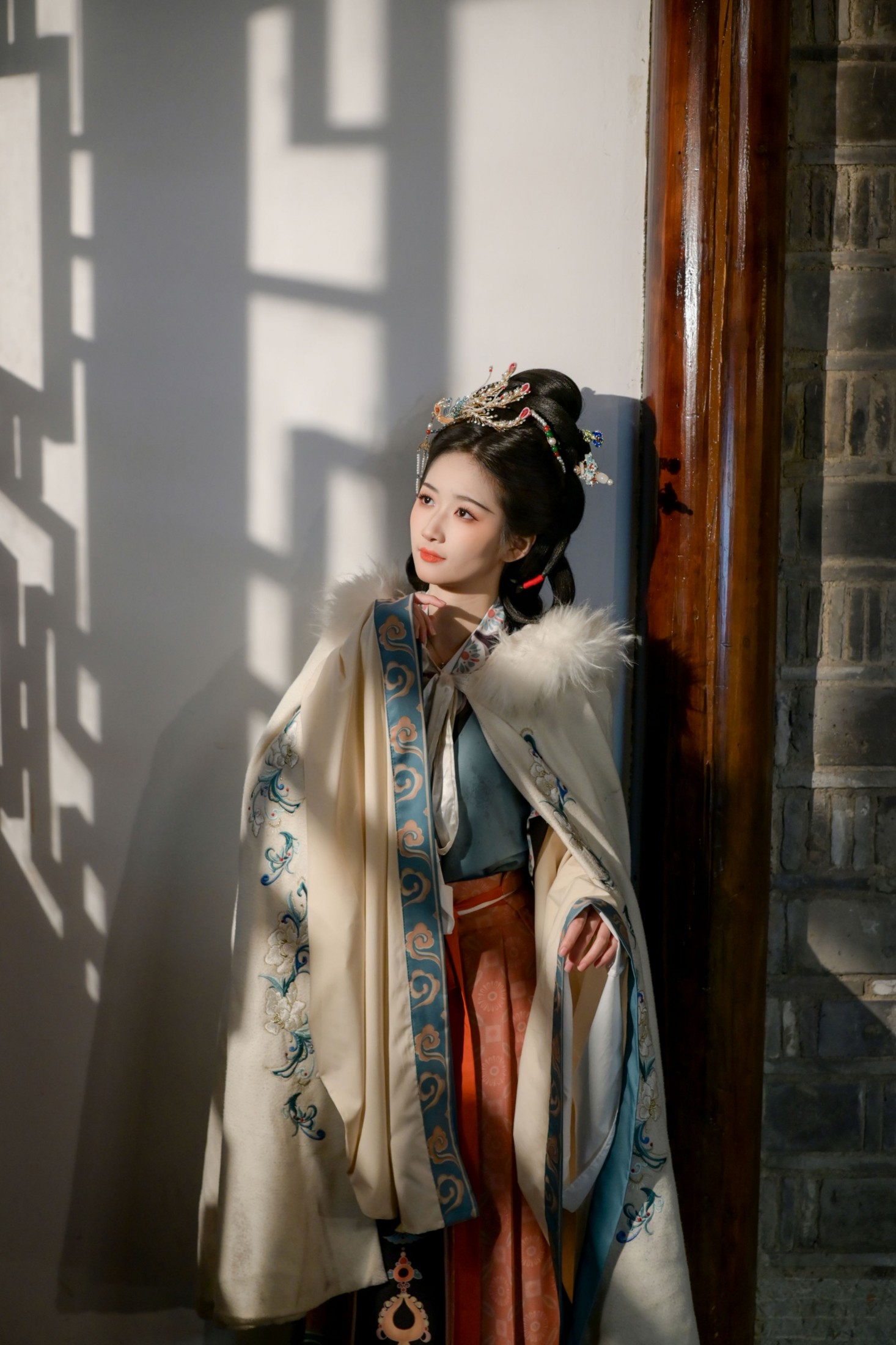 《窗影横斜 梅枝映雪 一襟冬意入汉服》[12P] 插图3