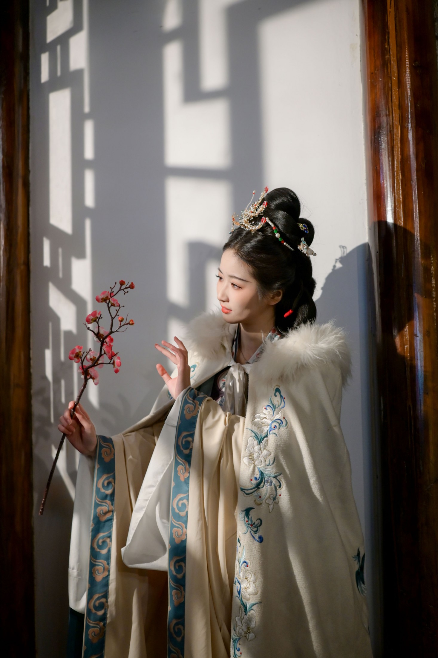 《窗影横斜 梅枝映雪 一襟冬意入汉服》[12P] 插图2