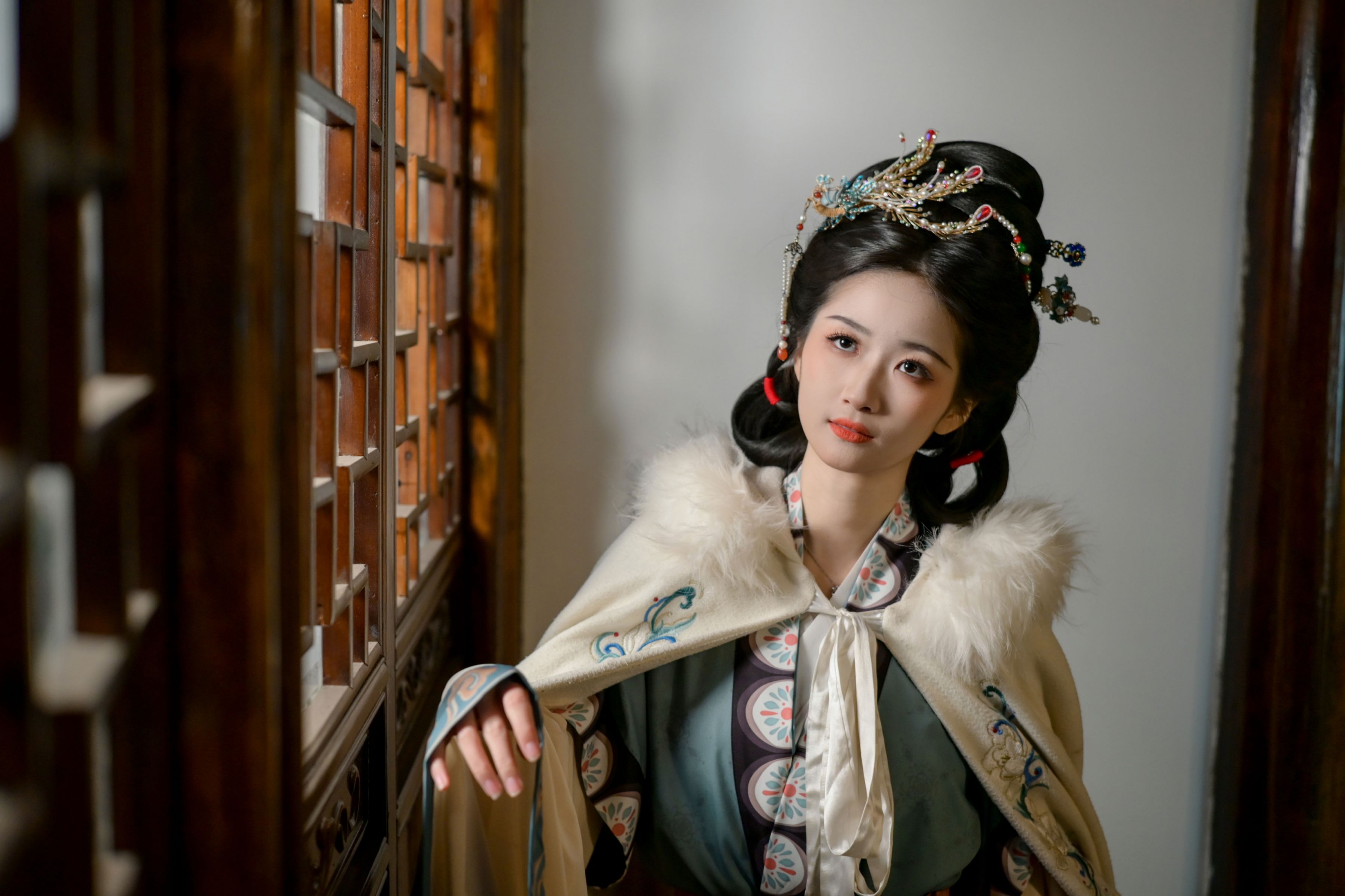 《窗影横斜 梅枝映雪 一襟冬意入汉服》[12P] 插图4