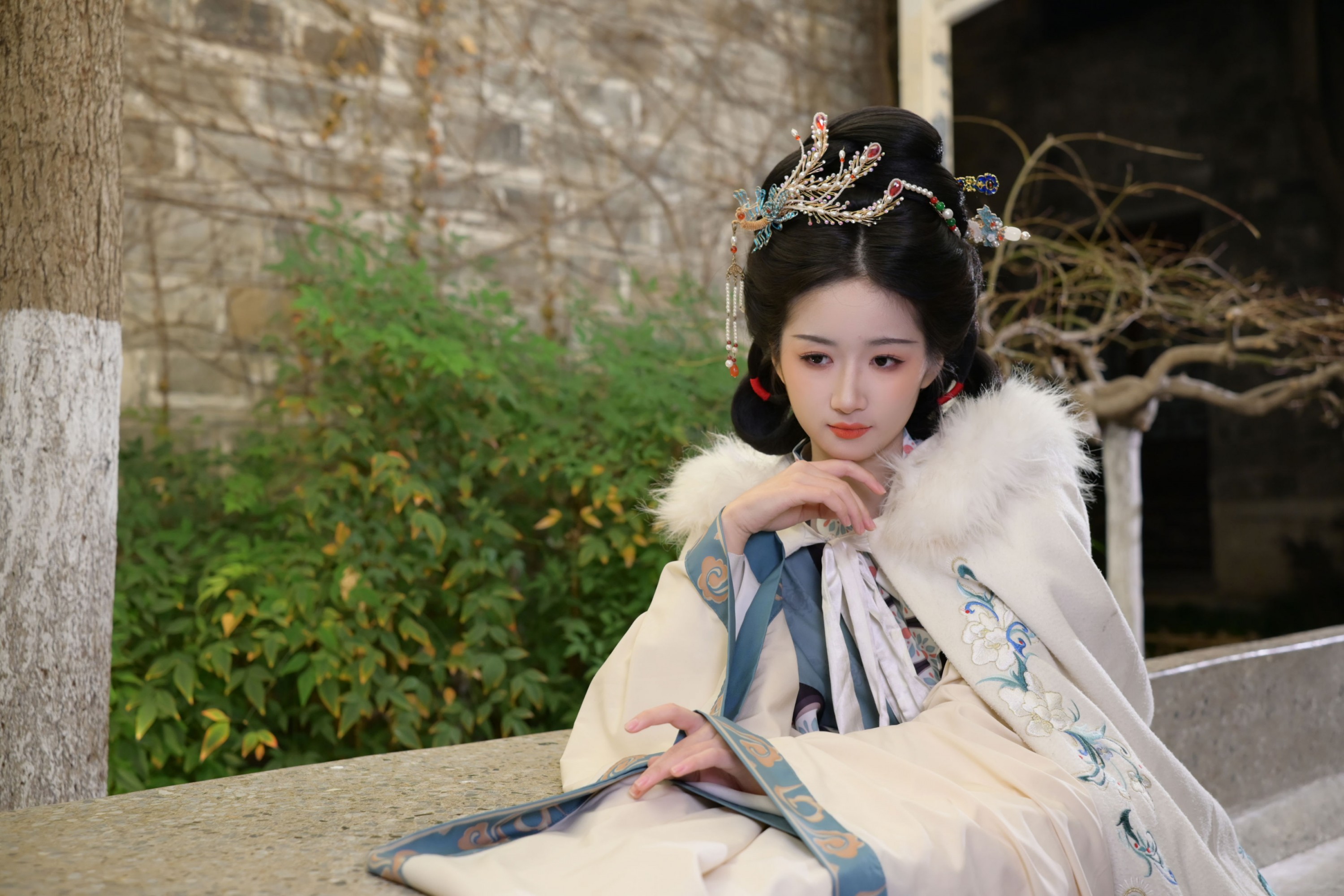 《窗影横斜 梅枝映雪 一襟冬意入汉服》[12P] 插图5