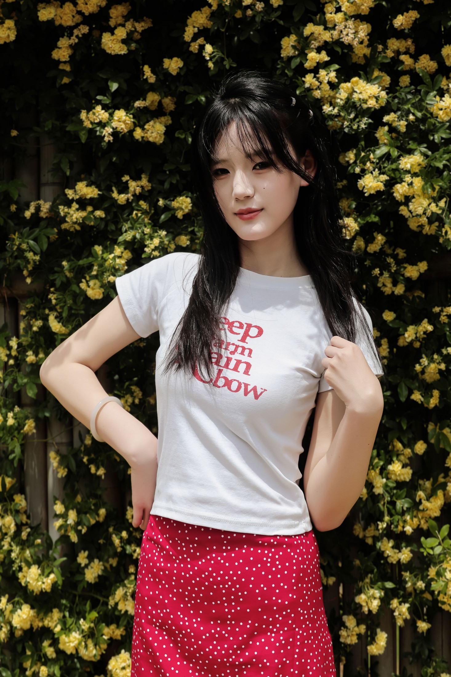 《黄木香白衣红裙子模特户外美女》[17P] 插图2