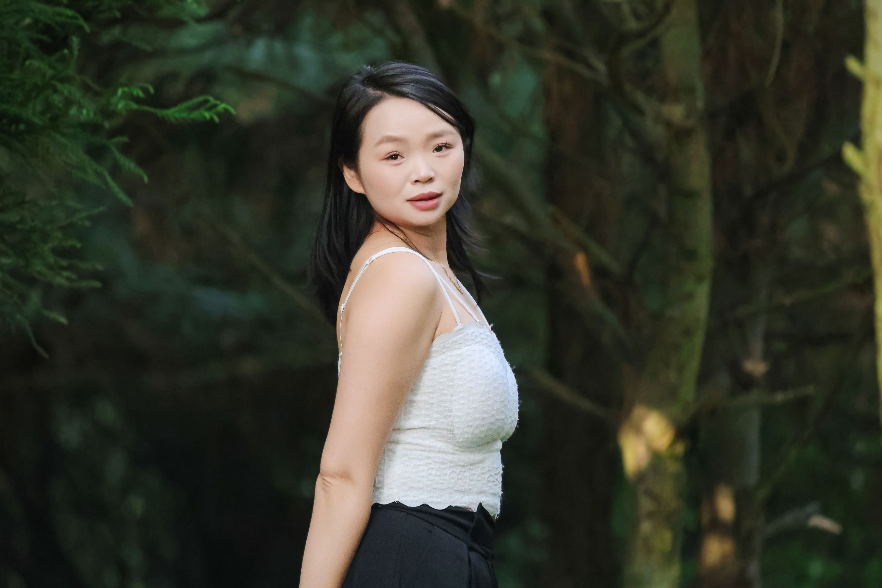 《野外森林夕阳户外白衣黑裤性感美女》[49P] 插图2